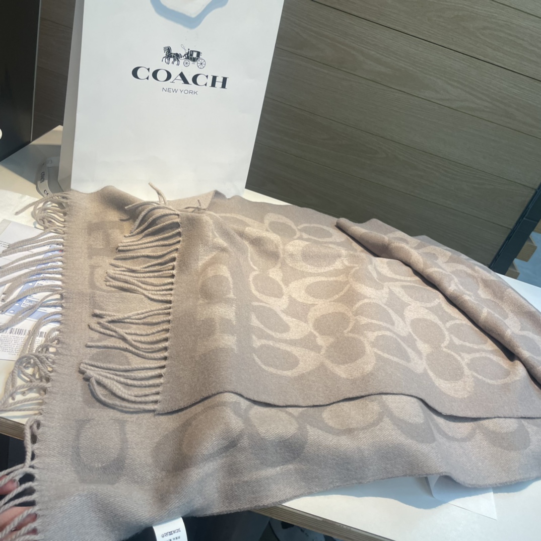 Coach Classic Logo Wool Scarf: Soft, Luxurious, Reversible Design, 53×195 cm, 97% Wool - 图片 4