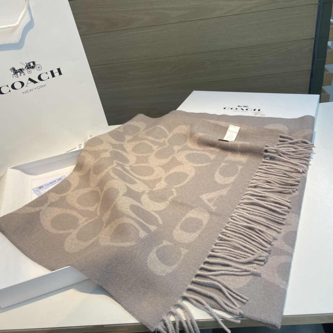 Coach Classic Logo Wool Scarf: Soft, Luxurious, Reversible Design, 53×195 cm, 97% Wool - 图片 8