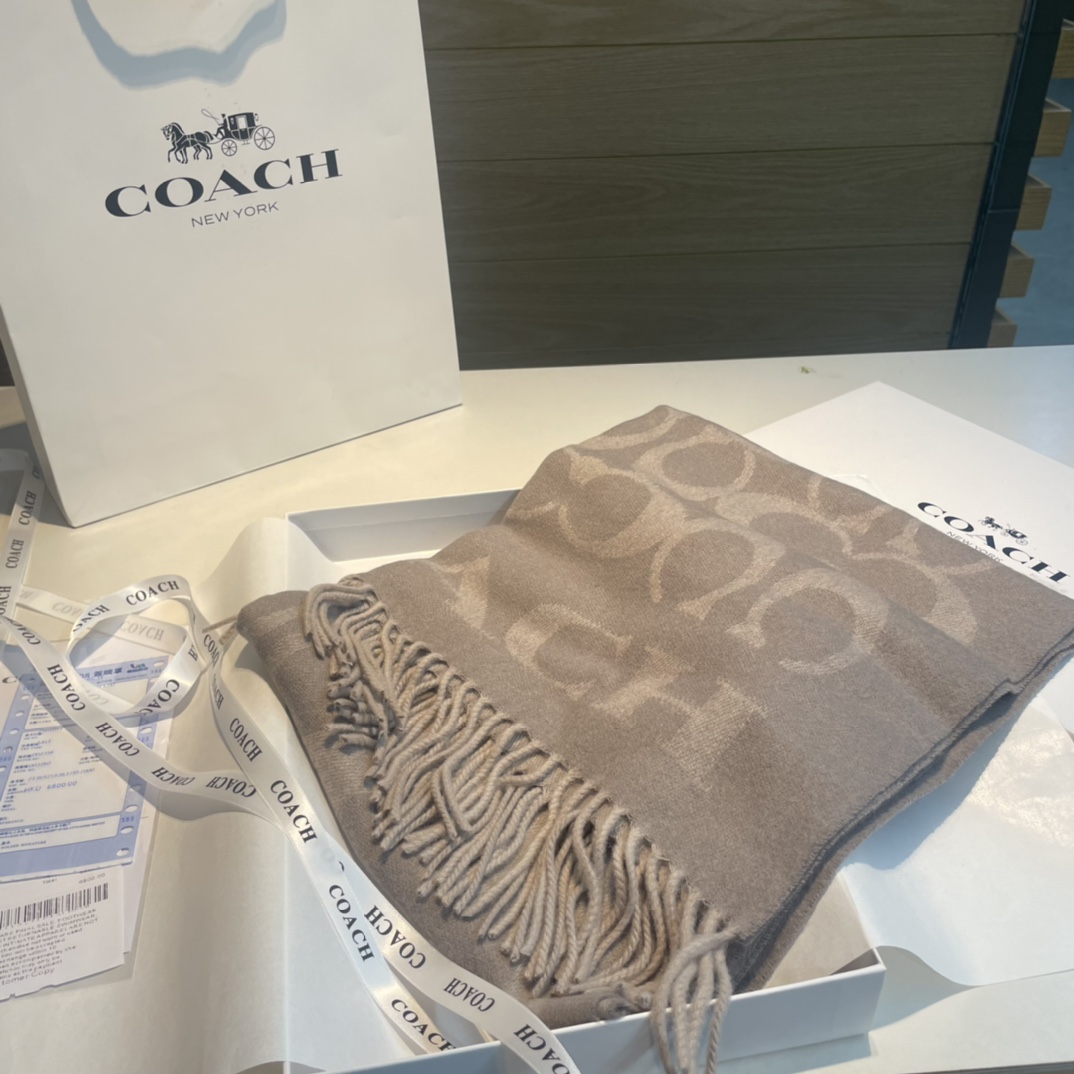 Coach Classic Logo Wool Scarf: Soft, Luxurious, Reversible Design, 53×195 cm, 97% Wool - 图片 3