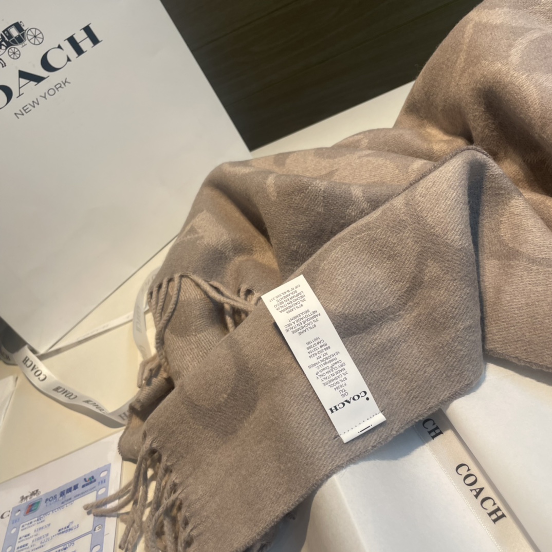 Coach Classic Logo Wool Scarf: Soft, Luxurious, Reversible Design, 53×195 cm, 97% Wool - 图片 5