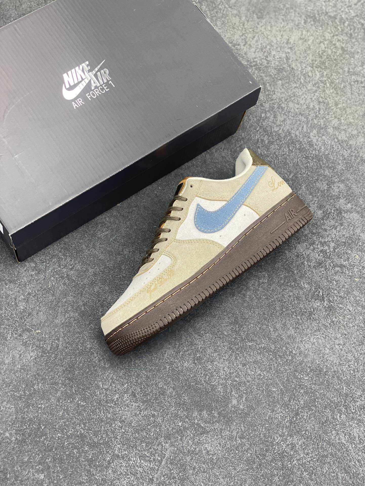 图片[7]-Nike Air Force 1 Low 空军一号低帮百搭休闲运动板鞋。柔软、弹性十足的缓震性能和出色的中底设计，横跨复古与现代的外型结合，造就出风靡全球三十多年的Force 1，直到今天还深受青睐。 货号：HQ3458-142 尺码：36 36.5 37.5 38 38.5 39 40 40.5 41 42 42.5 43 44 44.5 45-选品中心