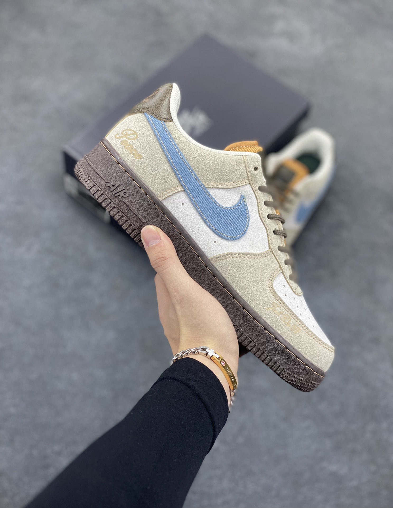 Nike Air Force 1 Low 空军一号低帮百搭休闲运动板鞋。柔软、弹性十足的缓震性能和出色的中底设计，横跨复古与现代的外型结合，造就出风靡全球三十多年的Force 1，直到今天还深受青睐。 货号：HQ3458-142 尺码：36 36.5 37.5 38 38.5 39 40 40.5 41 42 42.5 43 44 44.5 45-选品中心