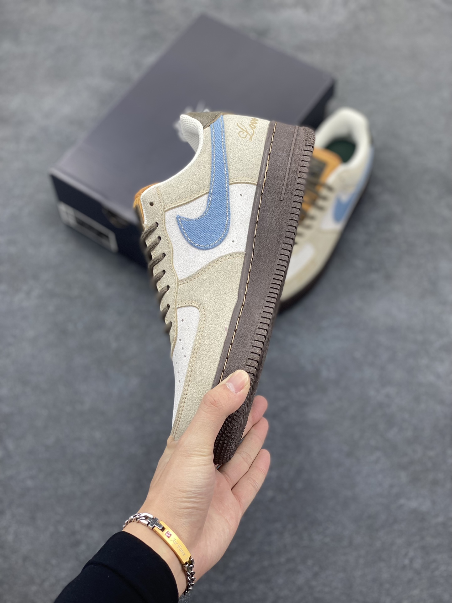 图片[3]-Nike Air Force 1 Low 空军一号低帮百搭休闲运动板鞋。柔软、弹性十足的缓震性能和出色的中底设计，横跨复古与现代的外型结合，造就出风靡全球三十多年的Force 1，直到今天还深受青睐。 货号：HQ3458-142 尺码：36 36.5 37.5 38 38.5 39 40 40.5 41 42 42.5 43 44 44.5 45-选品中心
