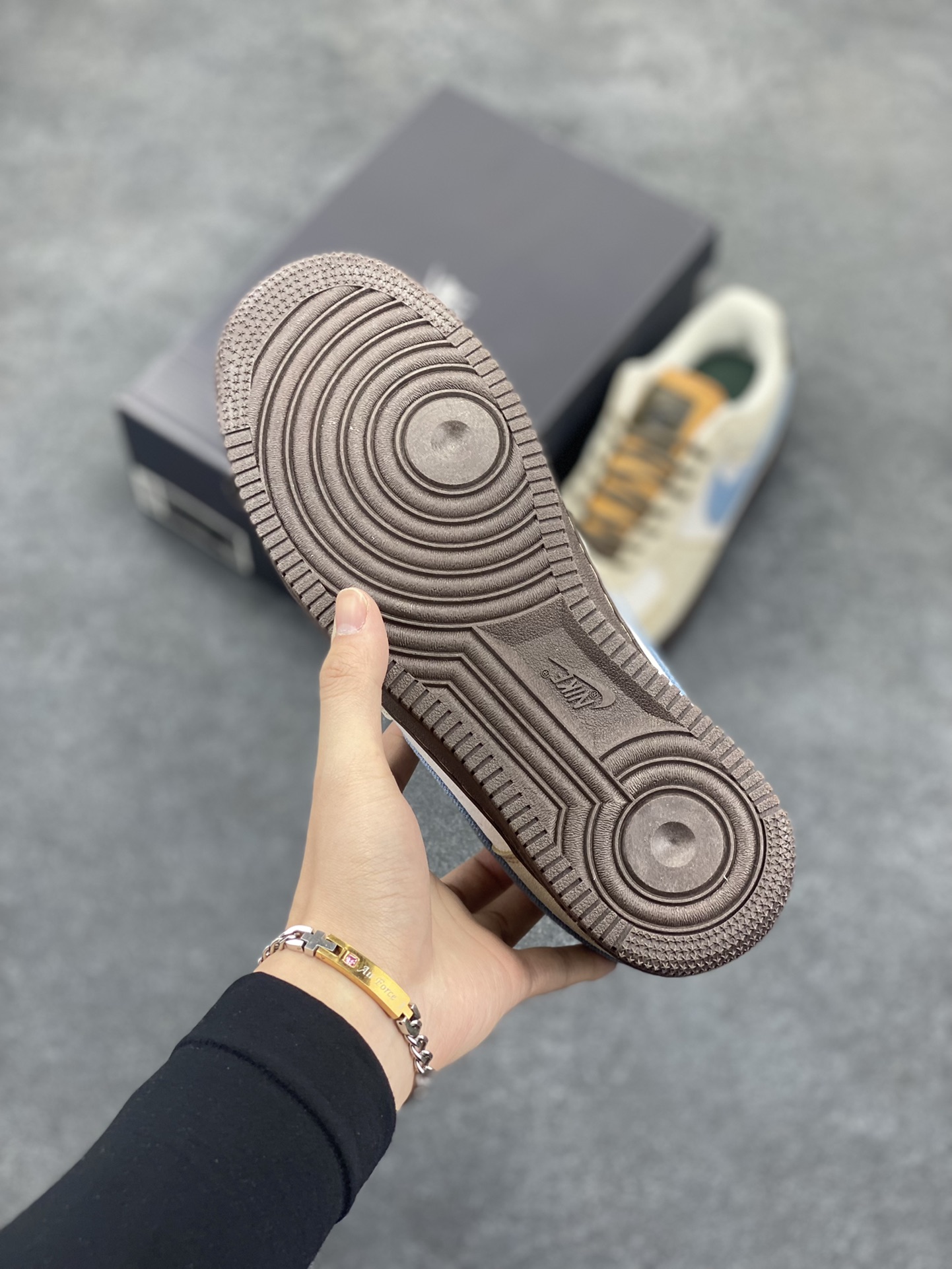 图片[5]-Nike Air Force 1 Low 空军一号低帮百搭休闲运动板鞋。柔软、弹性十足的缓震性能和出色的中底设计，横跨复古与现代的外型结合，造就出风靡全球三十多年的Force 1，直到今天还深受青睐。 货号：HQ3458-142 尺码：36 36.5 37.5 38 38.5 39 40 40.5 41 42 42.5 43 44 44.5 45-选品中心