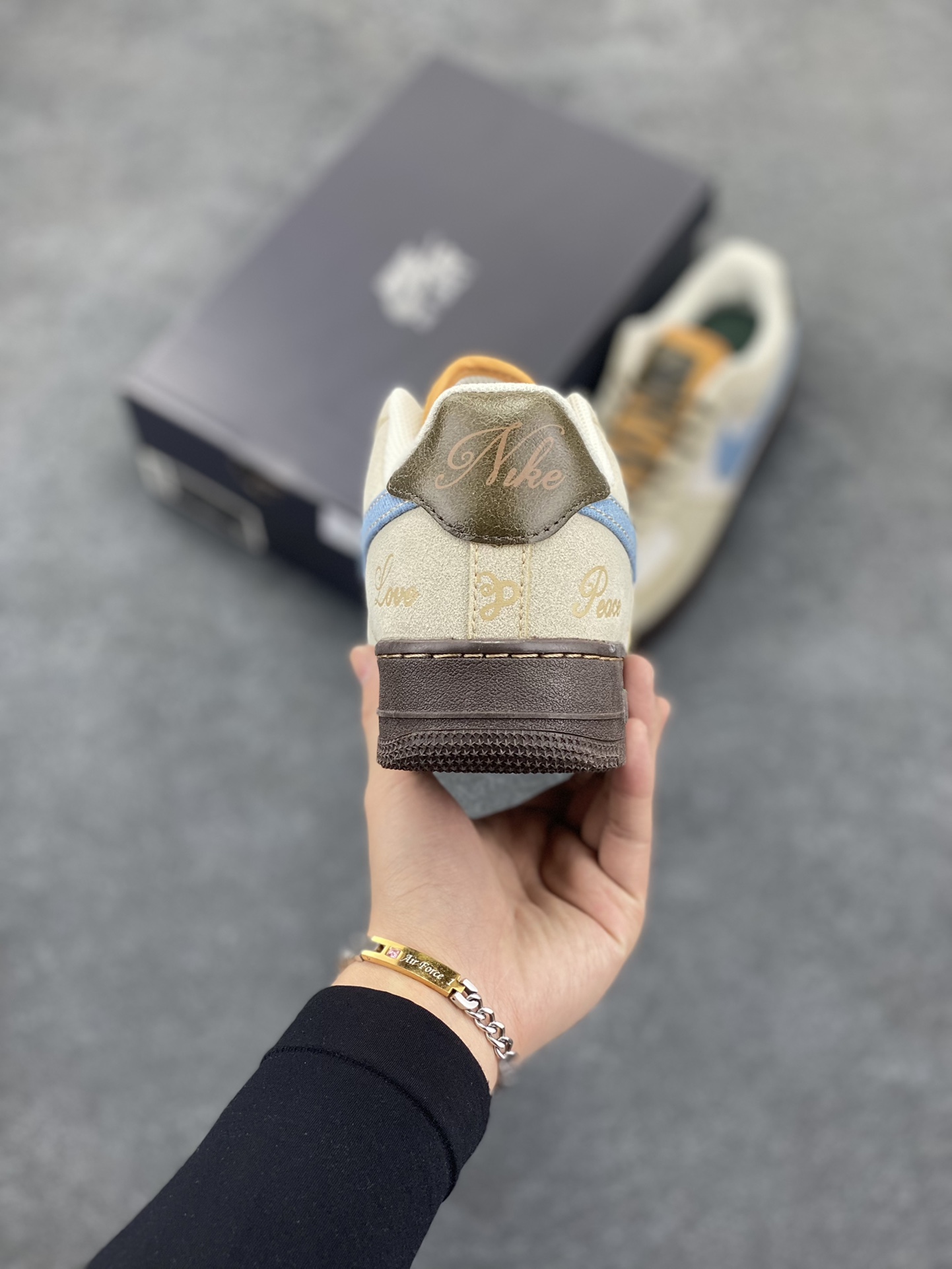 图片[4]-Nike Air Force 1 Low 空军一号低帮百搭休闲运动板鞋。柔软、弹性十足的缓震性能和出色的中底设计，横跨复古与现代的外型结合，造就出风靡全球三十多年的Force 1，直到今天还深受青睐。 货号：HQ3458-142 尺码：36 36.5 37.5 38 38.5 39 40 40.5 41 42 42.5 43 44 44.5 45-选品中心