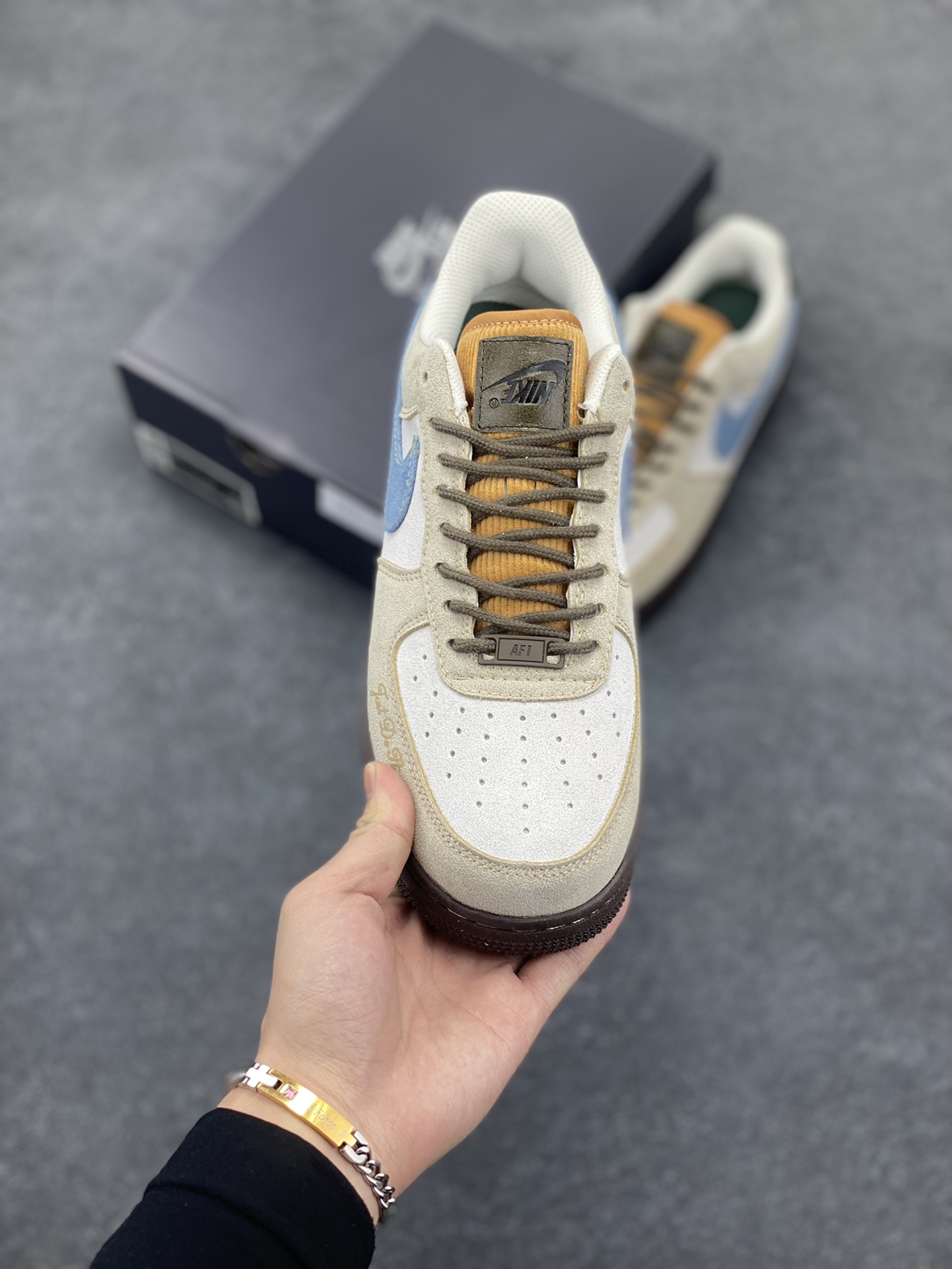 图片[2]-Nike Air Force 1 Low 空军一号低帮百搭休闲运动板鞋。柔软、弹性十足的缓震性能和出色的中底设计，横跨复古与现代的外型结合，造就出风靡全球三十多年的Force 1，直到今天还深受青睐。 货号：HQ3458-142 尺码：36 36.5 37.5 38 38.5 39 40 40.5 41 42 42.5 43 44 44.5 45-选品中心