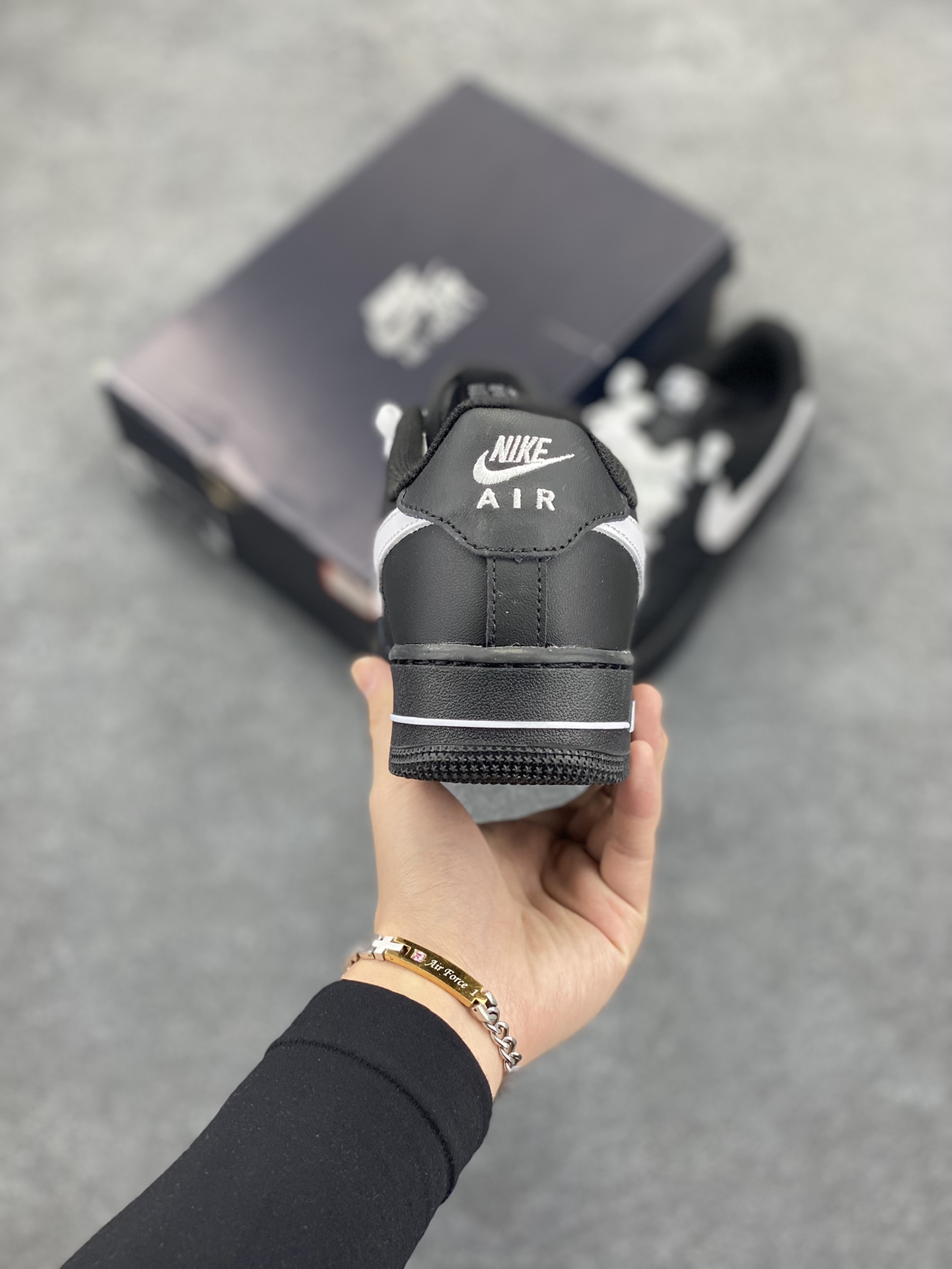 图片[4]-Nike Air Force 1 Low 空军一号低帮百搭休闲运动板鞋。柔软、弹性十足的缓震性能和出色的中底设计，横跨复古与现代的外型结合，造就出风靡全球三十多年的Force 1，直到今天还深受青睐。 货号：CW2288-001 尺码：36 36.5 37.5 38 38.5 39 40 40.5 41 42 42.5 43 44 44.5 45-选品中心