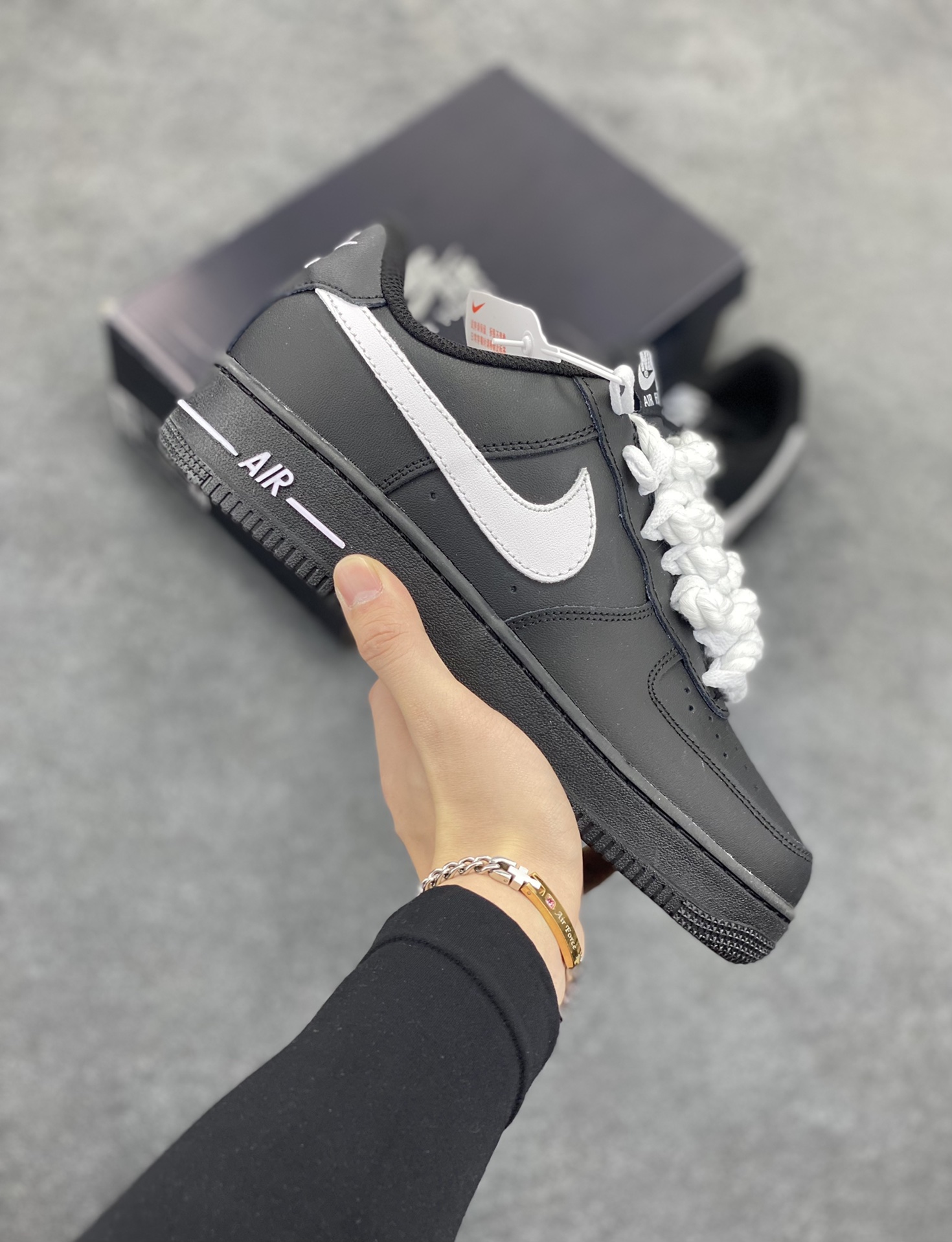 Nike Air Force 1 Low 空军一号低帮百搭休闲运动板鞋。柔软、弹性十足的缓震性能和出色的中底设计，横跨复古与现代的外型结合，造就出风靡全球三十多年的Force 1，直到今天还深受青睐。 货号：CW2288-001 尺码：36 36.5 37.5 38 38.5 39 40 40.5 41 42 42.5 43 44 44.5 45-选品中心