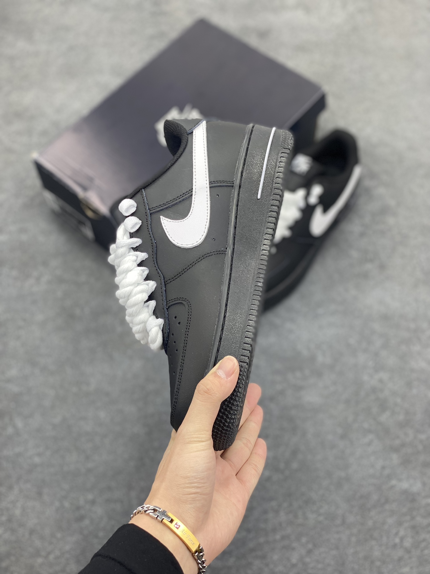 图片[3]-Nike Air Force 1 Low 空军一号低帮百搭休闲运动板鞋。柔软、弹性十足的缓震性能和出色的中底设计，横跨复古与现代的外型结合，造就出风靡全球三十多年的Force 1，直到今天还深受青睐。 货号：CW2288-001 尺码：36 36.5 37.5 38 38.5 39 40 40.5 41 42 42.5 43 44 44.5 45-选品中心