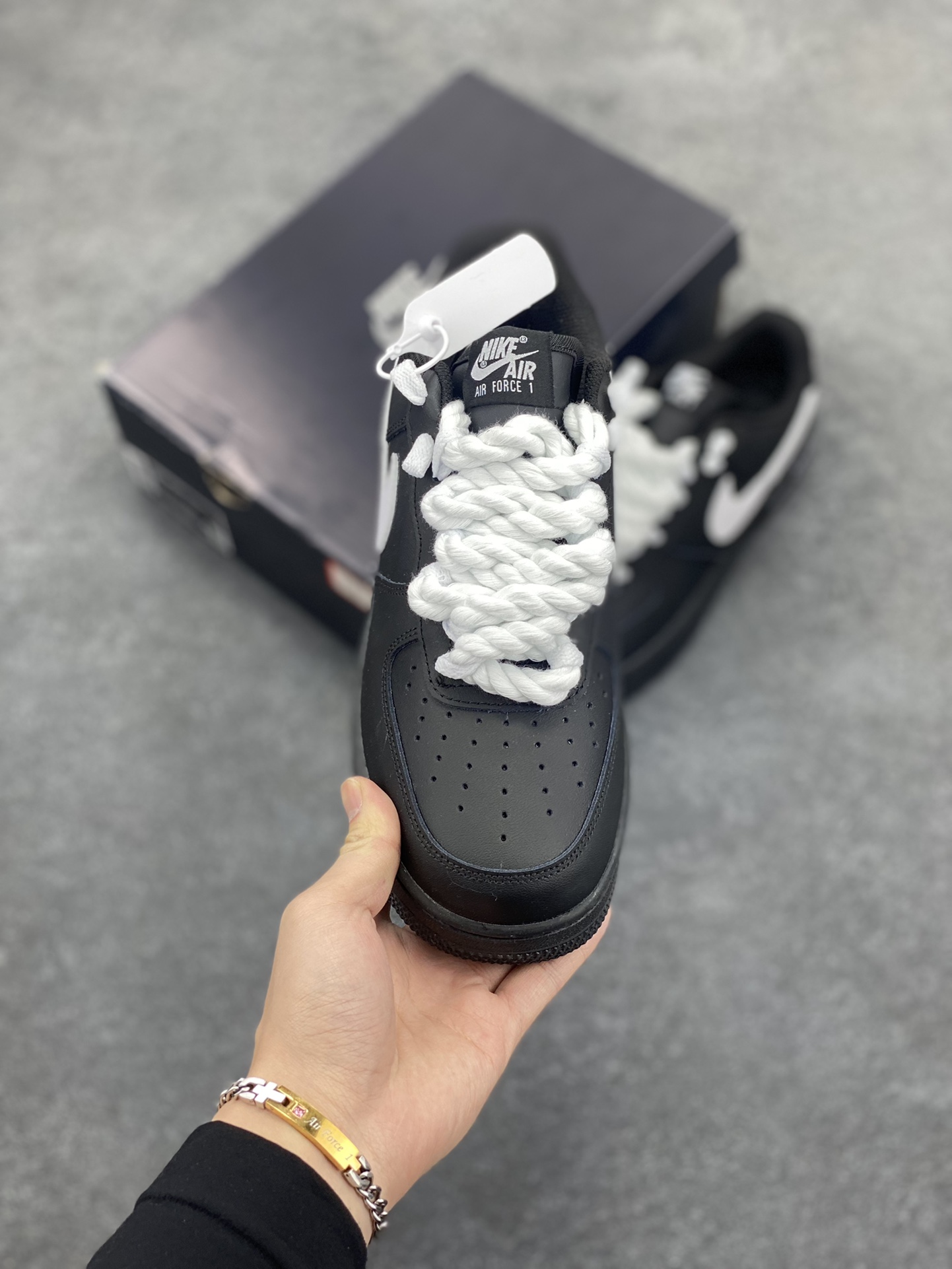 图片[2]-Nike Air Force 1 Low 空军一号低帮百搭休闲运动板鞋。柔软、弹性十足的缓震性能和出色的中底设计，横跨复古与现代的外型结合，造就出风靡全球三十多年的Force 1，直到今天还深受青睐。 货号：CW2288-001 尺码：36 36.5 37.5 38 38.5 39 40 40.5 41 42 42.5 43 44 44.5 45-选品中心