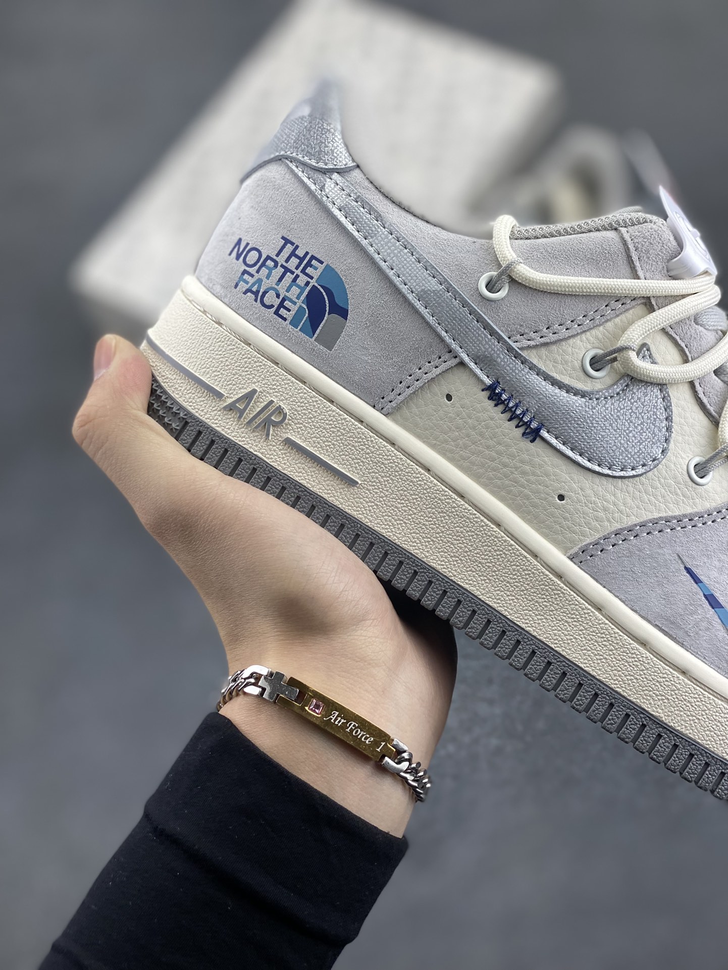 图片[6]-NIke Air Force 1 \’07 Low “北面联名——银勾抽绳”空军一号 低帮 运动鞋 休闲鞋 折边针车 工艺难度大 原楦头原纸板 原装鞋盒 定制五金配件 内置全掌气垫 原厂鞋底 货号：DM6688-016 尺码：36 36.5 37.5 38 38.5 39 40 40.5 41 42 42.5 43 44 44.5 45-选品中心