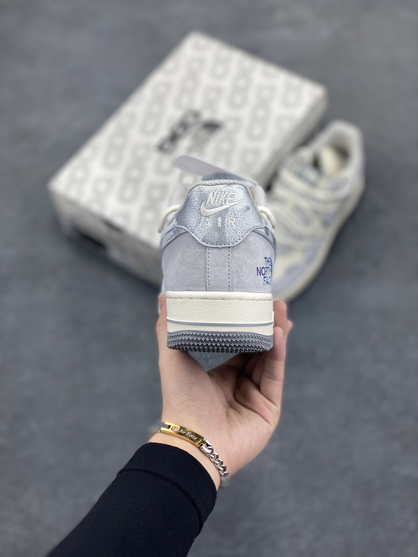 图片[4]-NIke Air Force 1 \’07 Low “北面联名——银勾抽绳”空军一号 低帮 运动鞋 休闲鞋 折边针车 工艺难度大 原楦头原纸板 原装鞋盒 定制五金配件 内置全掌气垫 原厂鞋底 货号：DM6688-016 尺码：36 36.5 37.5 38 38.5 39 40 40.5 41 42 42.5 43 44 44.5 45-选品中心