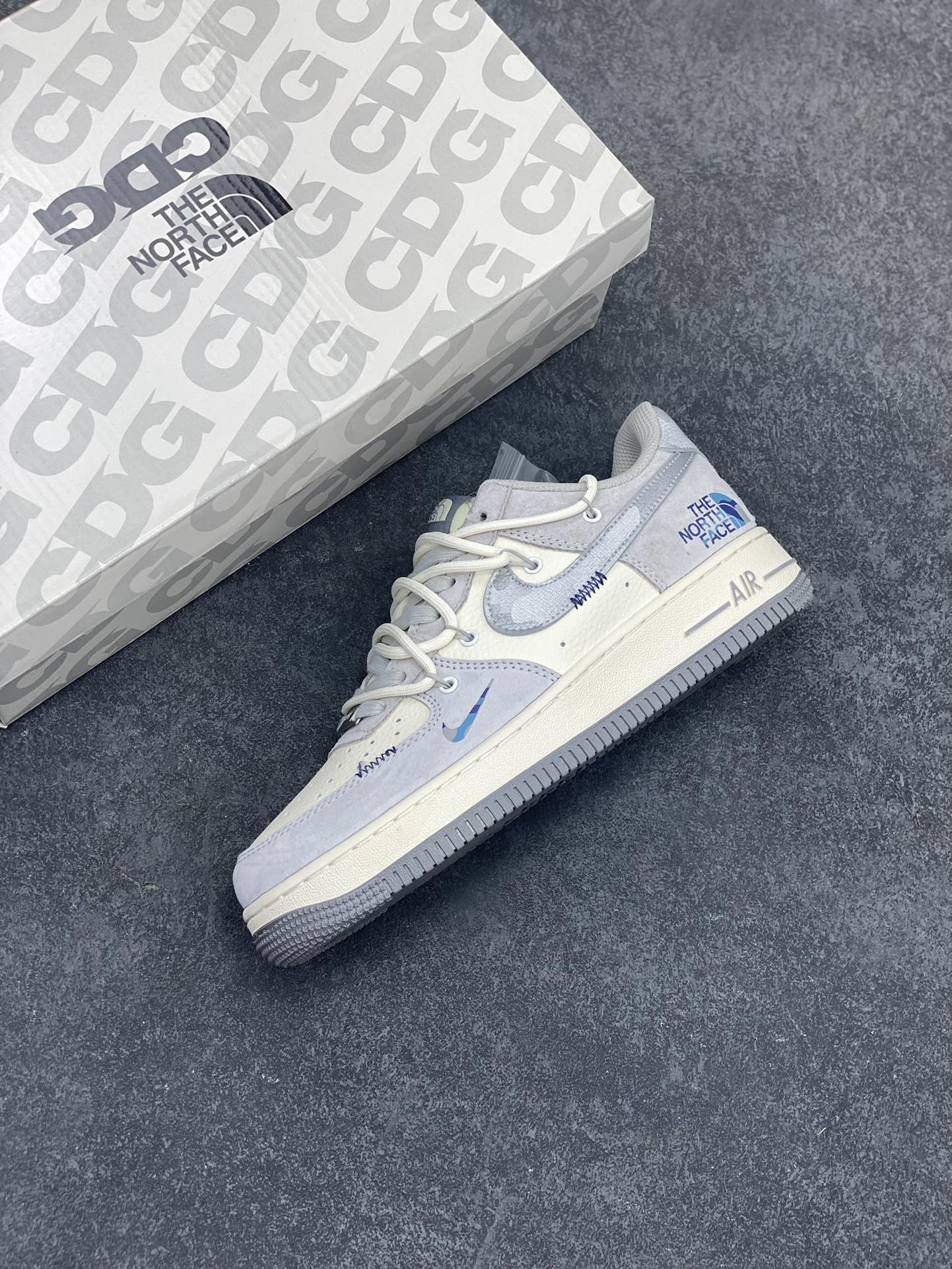图片[7]-NIke Air Force 1 \’07 Low “北面联名——银勾抽绳”空军一号 低帮 运动鞋 休闲鞋 折边针车 工艺难度大 原楦头原纸板 原装鞋盒 定制五金配件 内置全掌气垫 原厂鞋底 货号：DM6688-016 尺码：36 36.5 37.5 38 38.5 39 40 40.5 41 42 42.5 43 44 44.5 45-选品中心