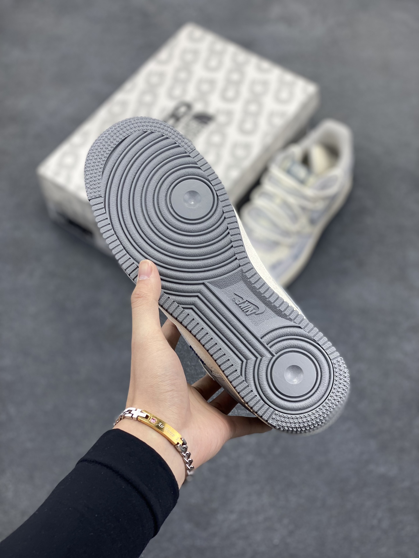 图片[5]-NIke Air Force 1 \’07 Low “北面联名——银勾抽绳”空军一号 低帮 运动鞋 休闲鞋 折边针车 工艺难度大 原楦头原纸板 原装鞋盒 定制五金配件 内置全掌气垫 原厂鞋底 货号：DM6688-016 尺码：36 36.5 37.5 38 38.5 39 40 40.5 41 42 42.5 43 44 44.5 45-选品中心