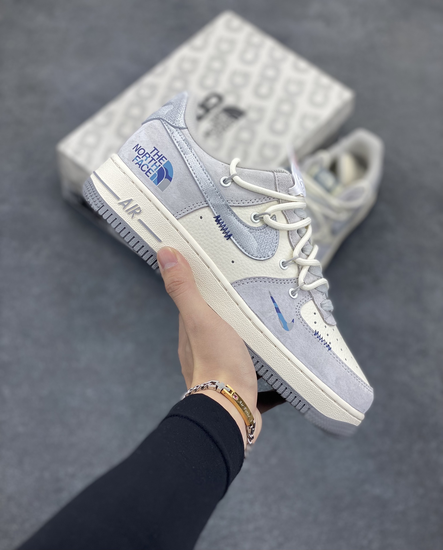 NIke Air Force 1 \'07 Low “北面联名——银勾抽绳”空军一号 低帮 运动鞋 休闲鞋 折边针车 工艺难度大 原楦头原纸板 原装鞋盒 定制五金配件 内置全掌气垫 原厂鞋底 货号：DM6688-016 尺码：36 36.5 37.5 38 38.5 39 40 40.5 41 42 42.5 43 44 44.5 45-选品中心