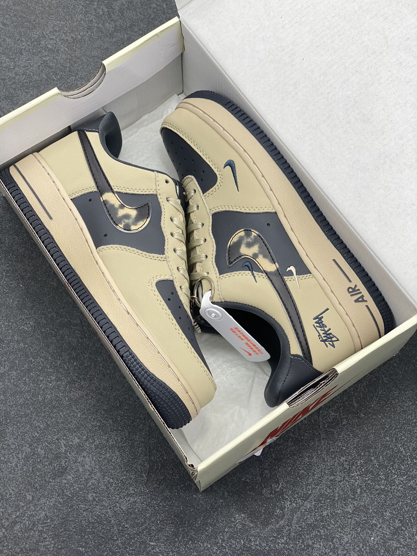 图片[9]-NIke Air Force 1 \’07 Low “斯图西联名——灰雾勾”空军一号 低帮 运动鞋 休闲鞋 折边针车 工艺难度大 原楦头原纸板 原装鞋盒 定制五金配件 内置全掌气垫 原厂鞋底 货号：KK1988-033 尺码：36 36.5 37.5 38 38.5 39 40 40.5 41 42 42.5 43 44 44.5 45-选品中心