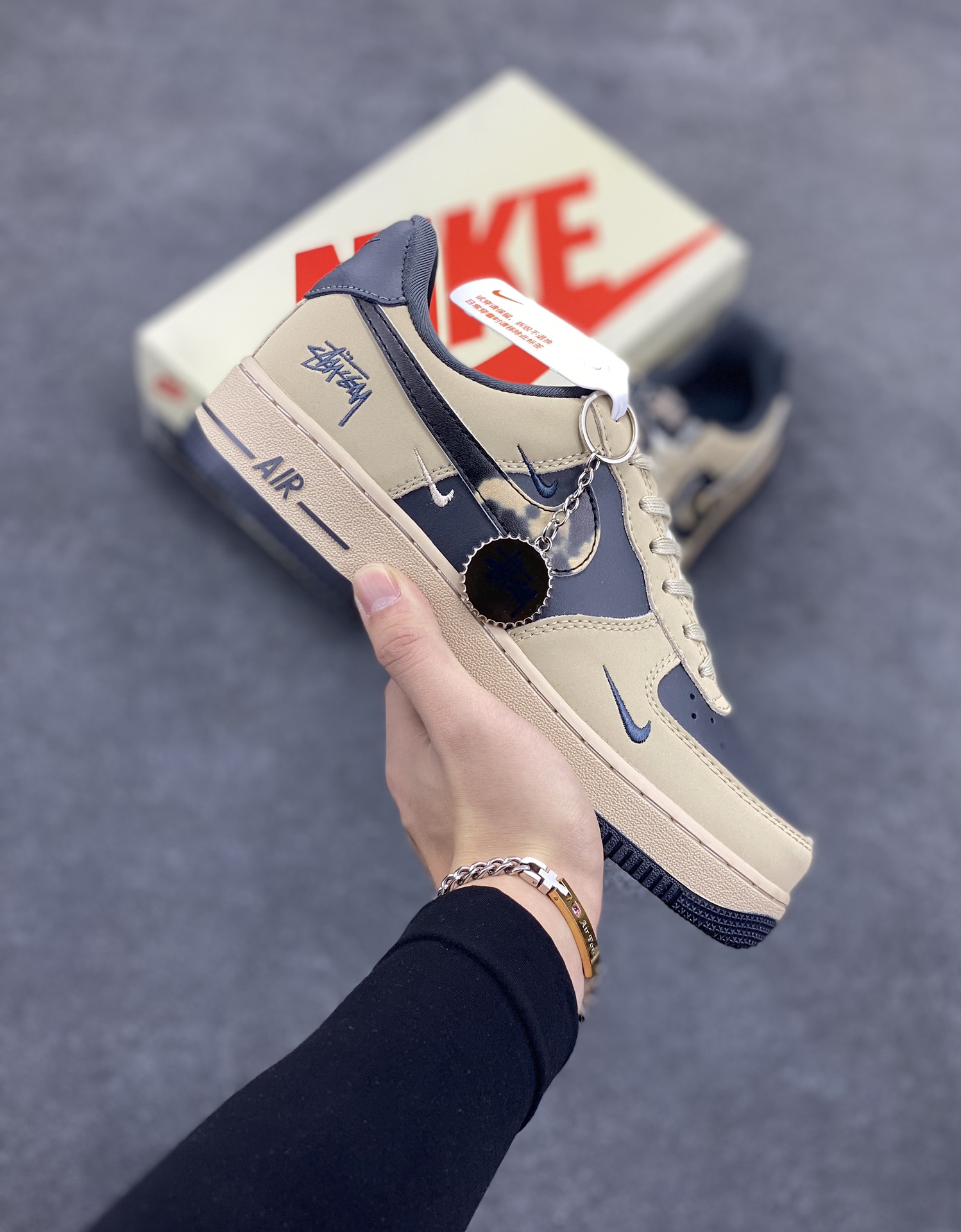 NIke Air Force 1 \’07 Low “斯图西联名——灰雾勾”空军一号 低帮 运动鞋 休闲鞋 折边针车 工艺难度大 原楦头原纸板 原装鞋盒 定制五金配件 内置全掌气垫 原厂鞋底 货号:KK1988-033 尺码:36 36.5 37.5 38 38.5 39 40 40.5 41 42 42.5 43 44 44.5 45-选品中心