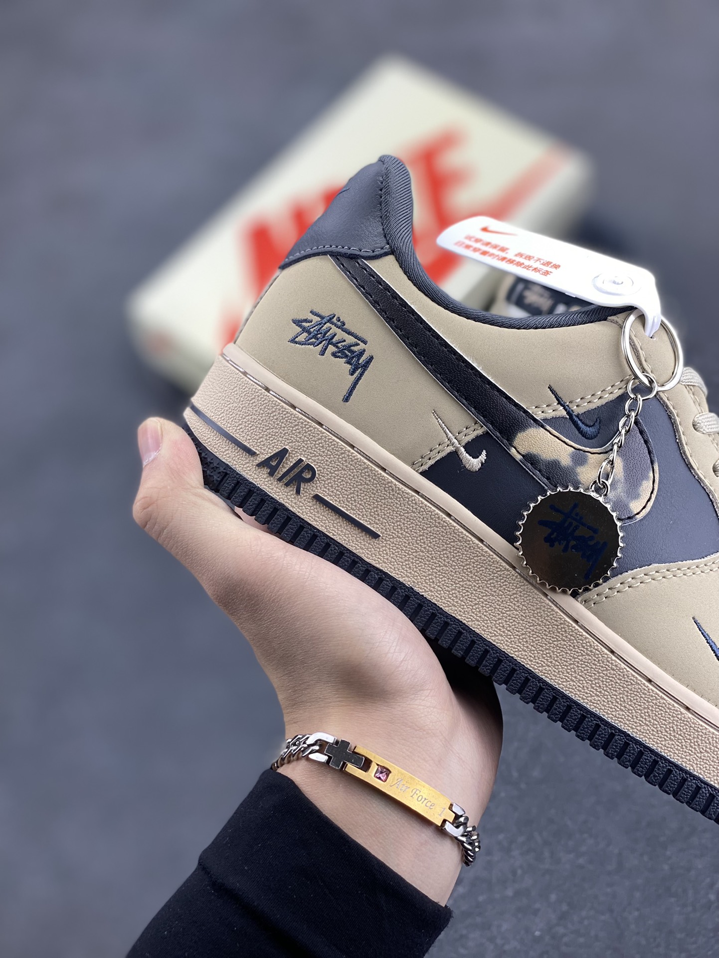 图片[6]-NIke Air Force 1 \’07 Low “斯图西联名——灰雾勾”空军一号 低帮 运动鞋 休闲鞋 折边针车 工艺难度大 原楦头原纸板 原装鞋盒 定制五金配件 内置全掌气垫 原厂鞋底 货号：KK1988-033 尺码：36 36.5 37.5 38 38.5 39 40 40.5 41 42 42.5 43 44 44.5 45-选品中心