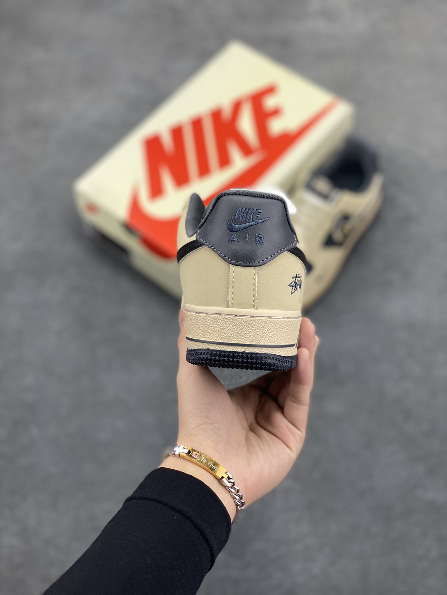 图片[4]-NIke Air Force 1 \’07 Low “斯图西联名——灰雾勾”空军一号 低帮 运动鞋 休闲鞋 折边针车 工艺难度大 原楦头原纸板 原装鞋盒 定制五金配件 内置全掌气垫 原厂鞋底 货号：KK1988-033 尺码：36 36.5 37.5 38 38.5 39 40 40.5 41 42 42.5 43 44 44.5 45-选品中心