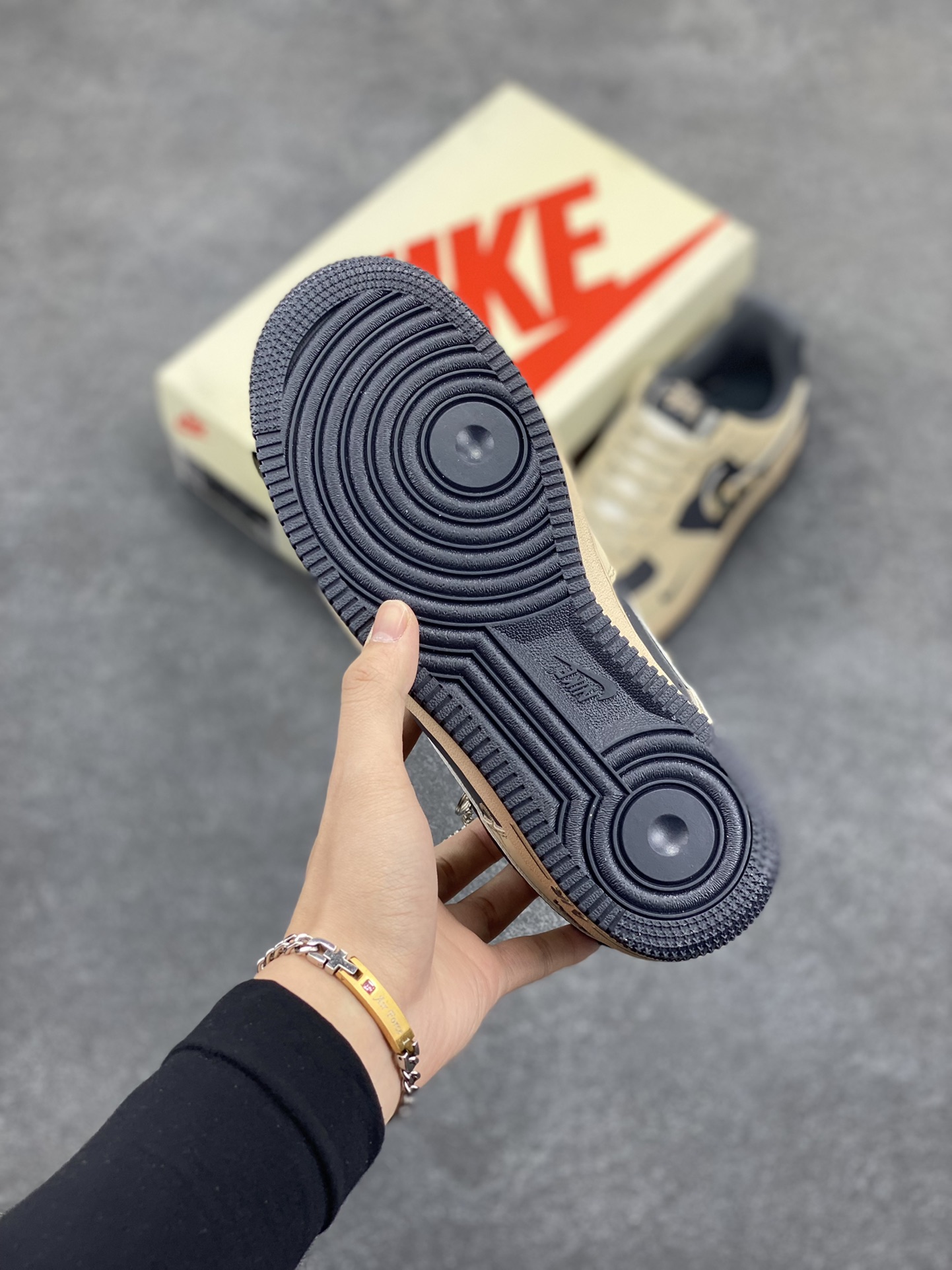 图片[5]-NIke Air Force 1 \’07 Low “斯图西联名——灰雾勾”空军一号 低帮 运动鞋 休闲鞋 折边针车 工艺难度大 原楦头原纸板 原装鞋盒 定制五金配件 内置全掌气垫 原厂鞋底 货号：KK1988-033 尺码：36 36.5 37.5 38 38.5 39 40 40.5 41 42 42.5 43 44 44.5 45-选品中心