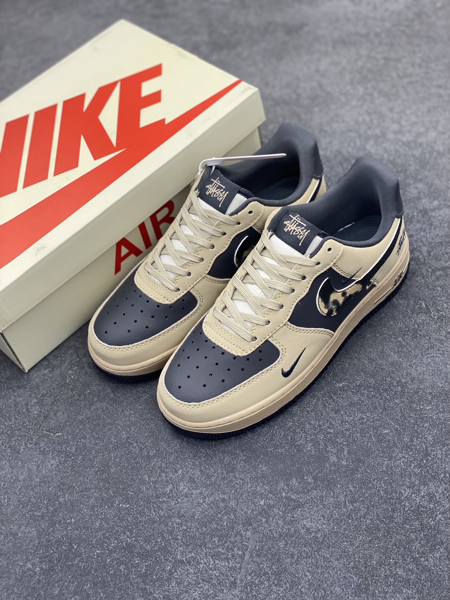 图片[8]-NIke Air Force 1 \’07 Low “斯图西联名——灰雾勾”空军一号 低帮 运动鞋 休闲鞋 折边针车 工艺难度大 原楦头原纸板 原装鞋盒 定制五金配件 内置全掌气垫 原厂鞋底 货号：KK1988-033 尺码：36 36.5 37.5 38 38.5 39 40 40.5 41 42 42.5 43 44 44.5 45-选品中心