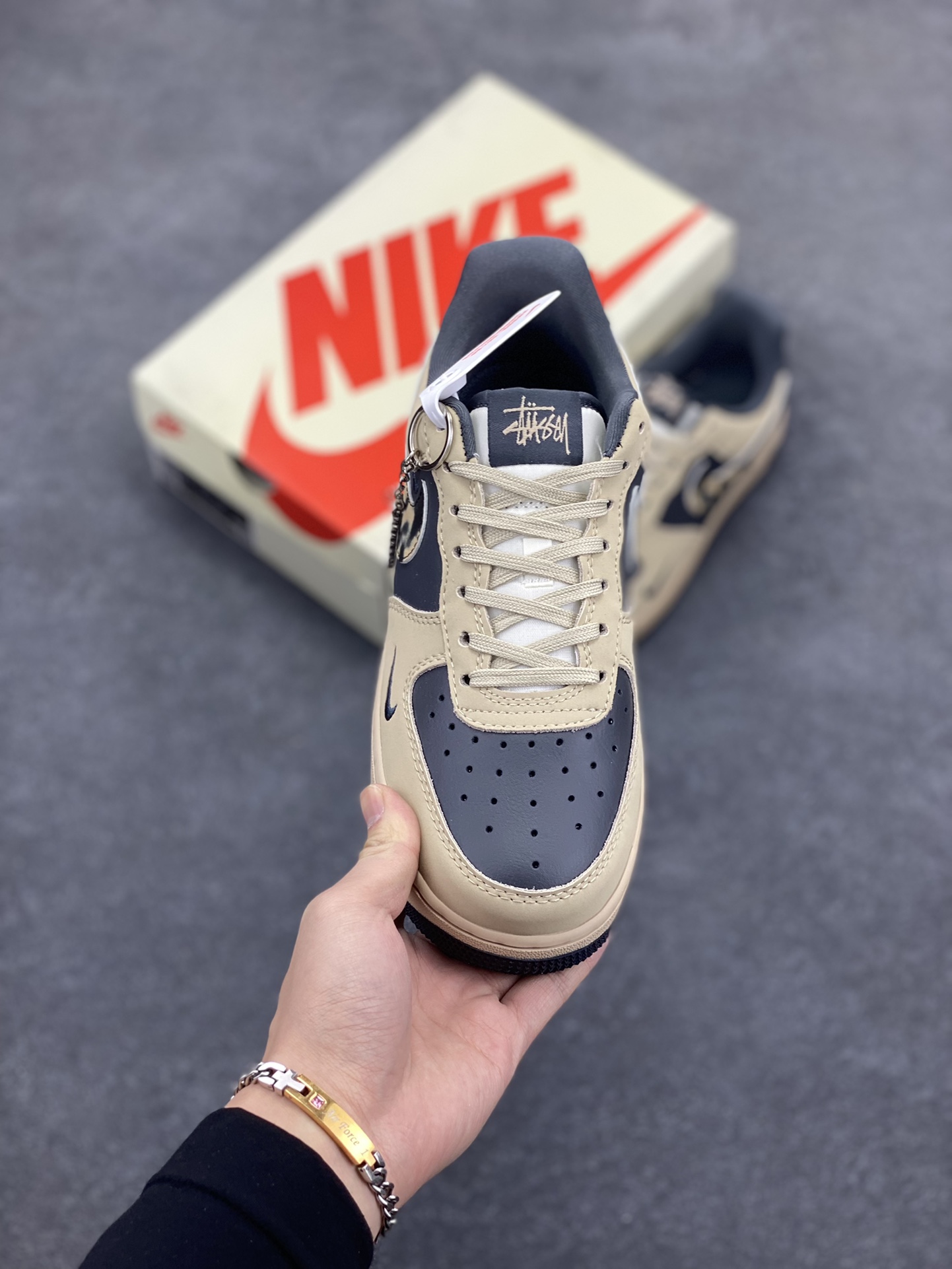 图片[2]-NIke Air Force 1 \’07 Low “斯图西联名——灰雾勾”空军一号 低帮 运动鞋 休闲鞋 折边针车 工艺难度大 原楦头原纸板 原装鞋盒 定制五金配件 内置全掌气垫 原厂鞋底 货号：KK1988-033 尺码：36 36.5 37.5 38 38.5 39 40 40.5 41 42 42.5 43 44 44.5 45-选品中心