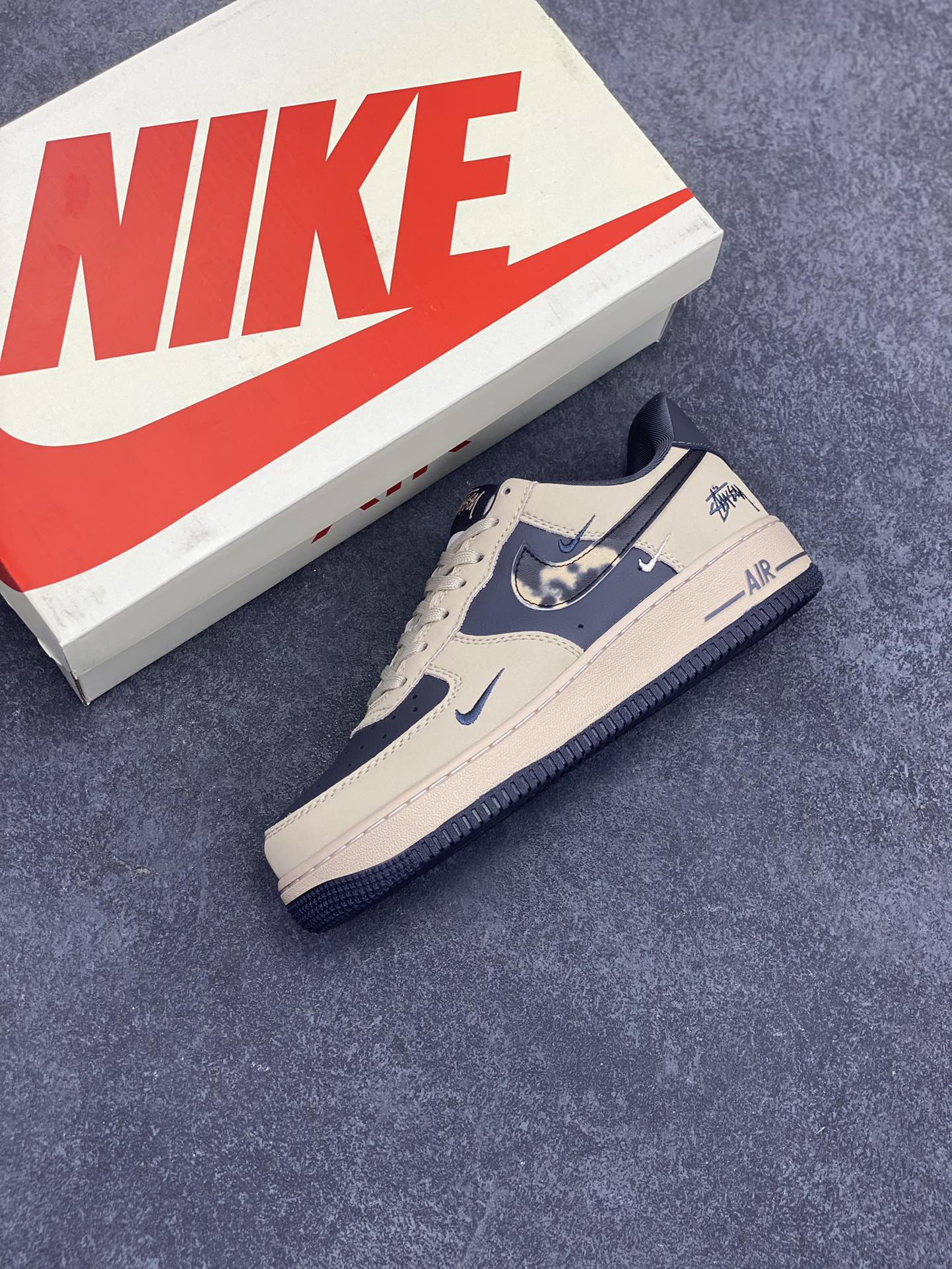 图片[7]-NIke Air Force 1 \’07 Low “斯图西联名——灰雾勾”空军一号 低帮 运动鞋 休闲鞋 折边针车 工艺难度大 原楦头原纸板 原装鞋盒 定制五金配件 内置全掌气垫 原厂鞋底 货号：KK1988-033 尺码：36 36.5 37.5 38 38.5 39 40 40.5 41 42 42.5 43 44 44.5 45-选品中心