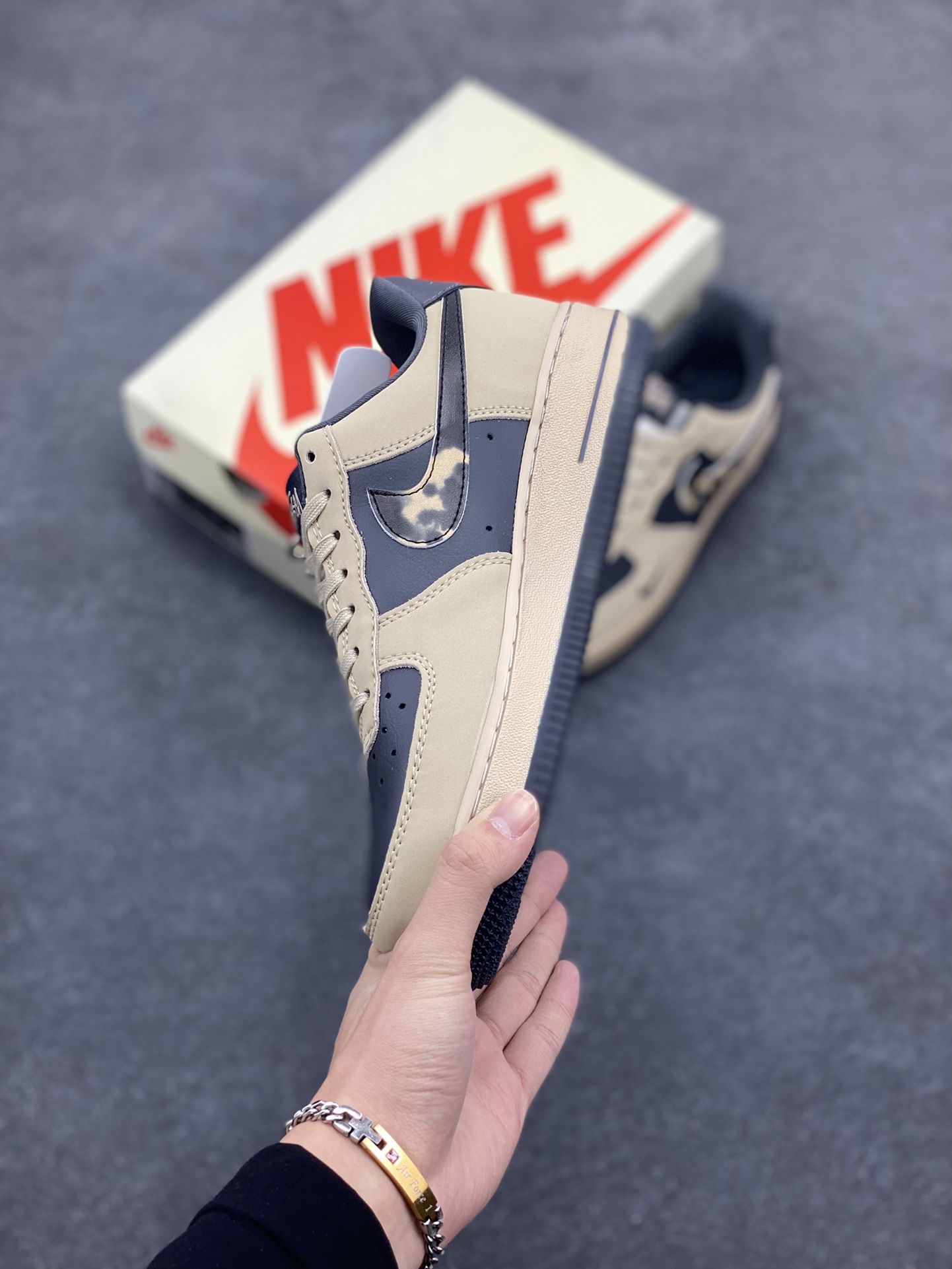 图片[3]-NIke Air Force 1 \’07 Low “斯图西联名——灰雾勾”空军一号 低帮 运动鞋 休闲鞋 折边针车 工艺难度大 原楦头原纸板 原装鞋盒 定制五金配件 内置全掌气垫 原厂鞋底 货号：KK1988-033 尺码：36 36.5 37.5 38 38.5 39 40 40.5 41 42 42.5 43 44 44.5 45-选品中心