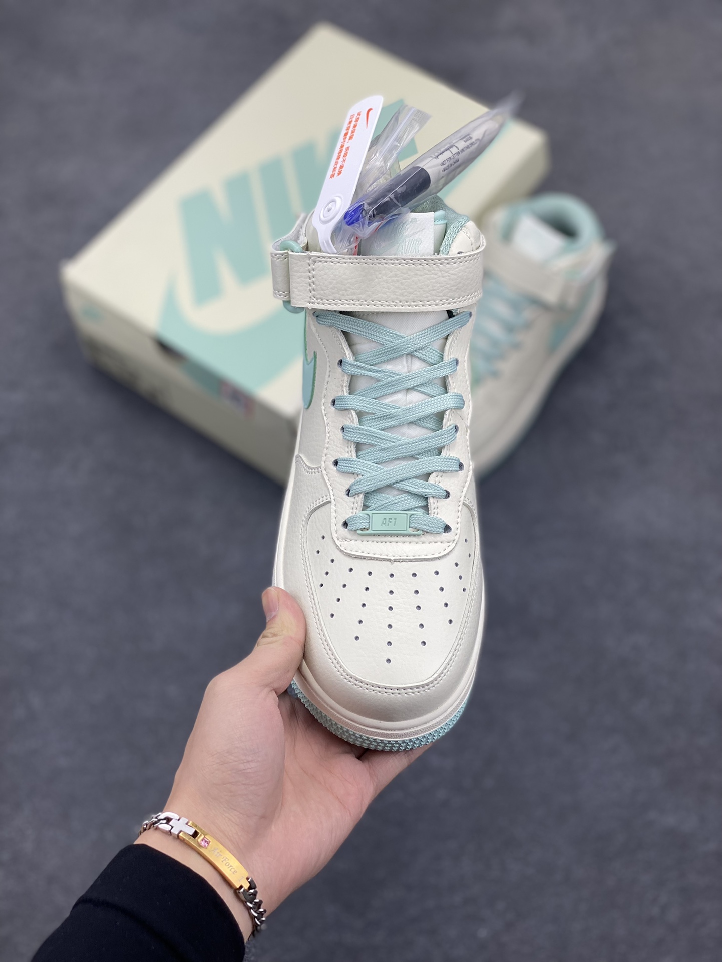 图片[2]-小红书爆款  Nike Air Force 1 MID “米冰蓝”配色高帮空军一号休闲板鞋 定制皮料 原楦原纸板 纯正空军版型 高清洁度 内置全掌气垫  货号：PA0920-708 尺码：36 36.5 37.5 38 38.5 39 40 40.5 41 42 42.5 43 44 44.5 45-选品中心