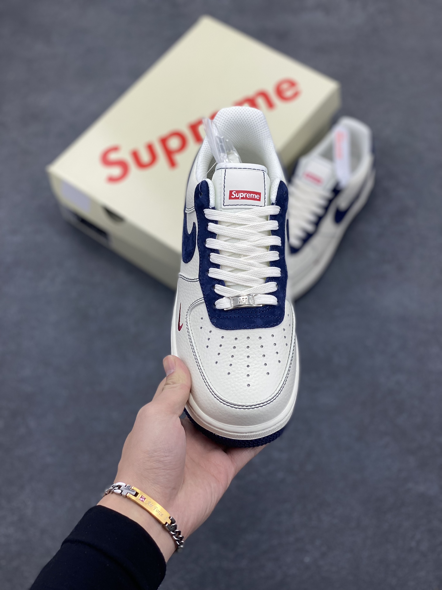 图片[2]-NIke Air Force 1 \’07 Low “Supreme联名–米蓝翻毛勾”空军一号 低帮 运动鞋 休闲鞋 折边针车 工艺难度大 原楦头原纸板 原装鞋盒 定制五金配件 内置全掌气垫 原厂鞋底 货号：XZ3328-669 尺码：36 36.5 37.5 38 38.5 39 40 40.5 41 42 42.5 43 44 44.5 45-选品中心