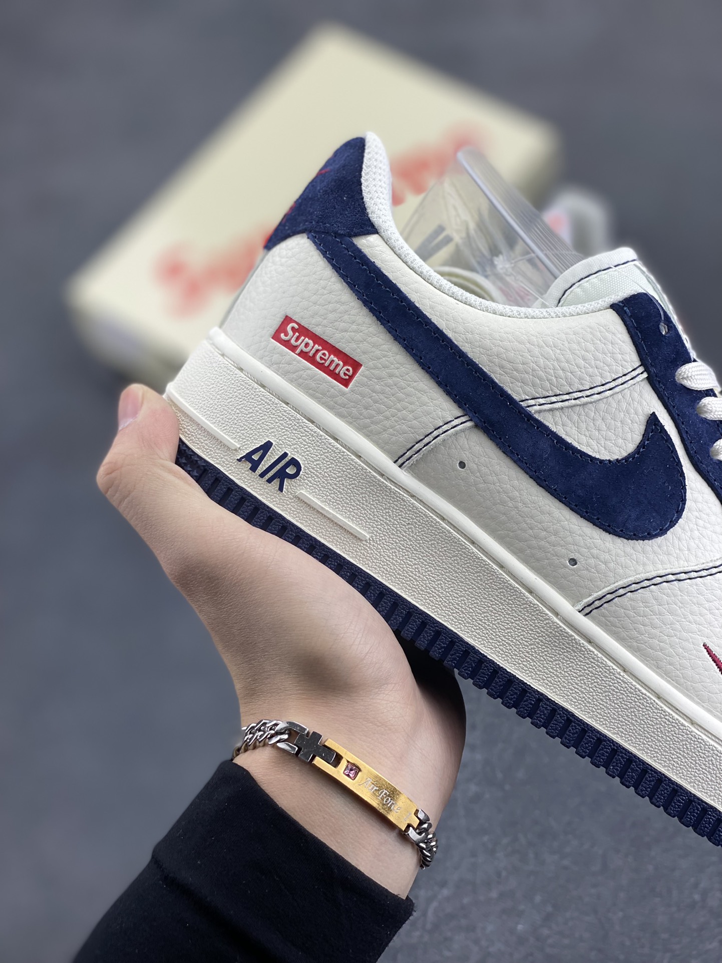 图片[6]-NIke Air Force 1 \’07 Low “Supreme联名–米蓝翻毛勾”空军一号 低帮 运动鞋 休闲鞋 折边针车 工艺难度大 原楦头原纸板 原装鞋盒 定制五金配件 内置全掌气垫 原厂鞋底 货号：XZ3328-669 尺码：36 36.5 37.5 38 38.5 39 40 40.5 41 42 42.5 43 44 44.5 45-选品中心