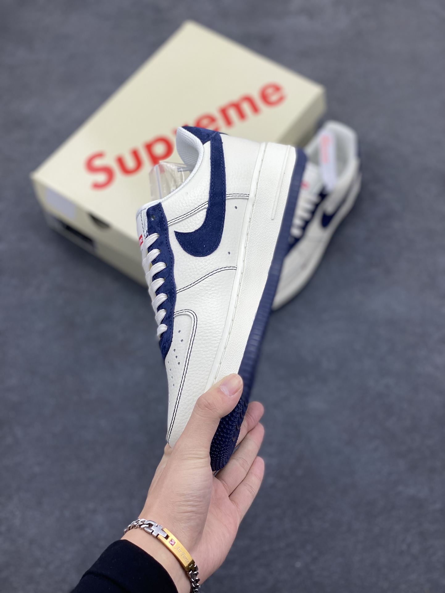 图片[3]-NIke Air Force 1 \’07 Low “Supreme联名–米蓝翻毛勾”空军一号 低帮 运动鞋 休闲鞋 折边针车 工艺难度大 原楦头原纸板 原装鞋盒 定制五金配件 内置全掌气垫 原厂鞋底 货号：XZ3328-669 尺码：36 36.5 37.5 38 38.5 39 40 40.5 41 42 42.5 43 44 44.5 45-选品中心