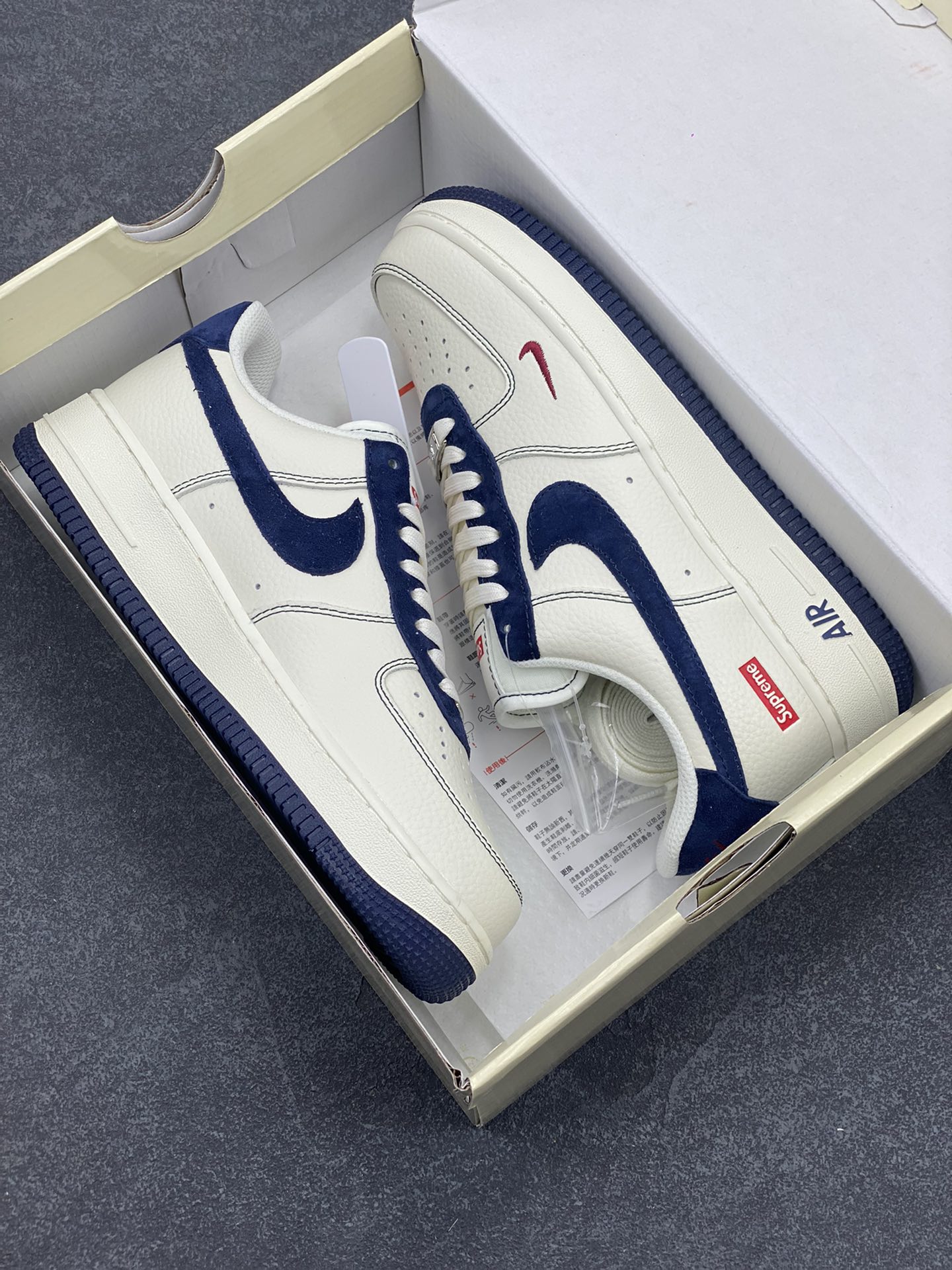 图片[9]-NIke Air Force 1 \’07 Low “Supreme联名–米蓝翻毛勾”空军一号 低帮 运动鞋 休闲鞋 折边针车 工艺难度大 原楦头原纸板 原装鞋盒 定制五金配件 内置全掌气垫 原厂鞋底 货号：XZ3328-669 尺码：36 36.5 37.5 38 38.5 39 40 40.5 41 42 42.5 43 44 44.5 45-选品中心