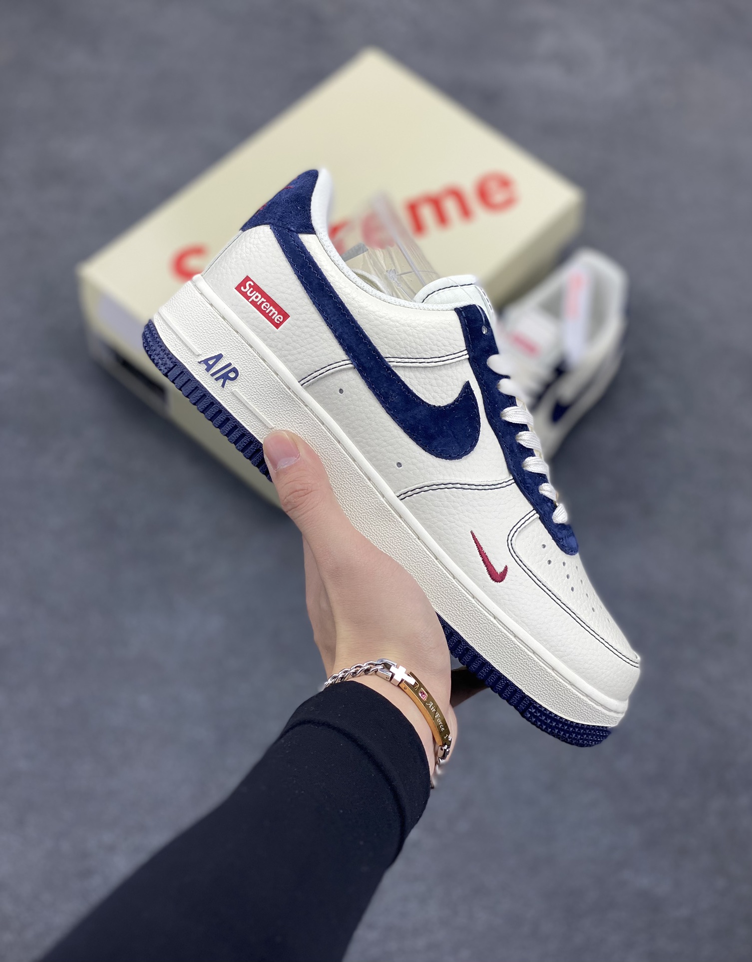 NIke Air Force 1 \'07 Low “Supreme联名--米蓝翻毛勾”空军一号 低帮 运动鞋 休闲鞋 折边针车 工艺难度大 原楦头原纸板 原装鞋盒 定制五金配件 内置全掌气垫 原厂鞋底 货号：XZ3328-669 尺码：36 36.5 37.5 38 38.5 39 40 40.5 41 42 42.5 43 44 44.5 45-选品中心