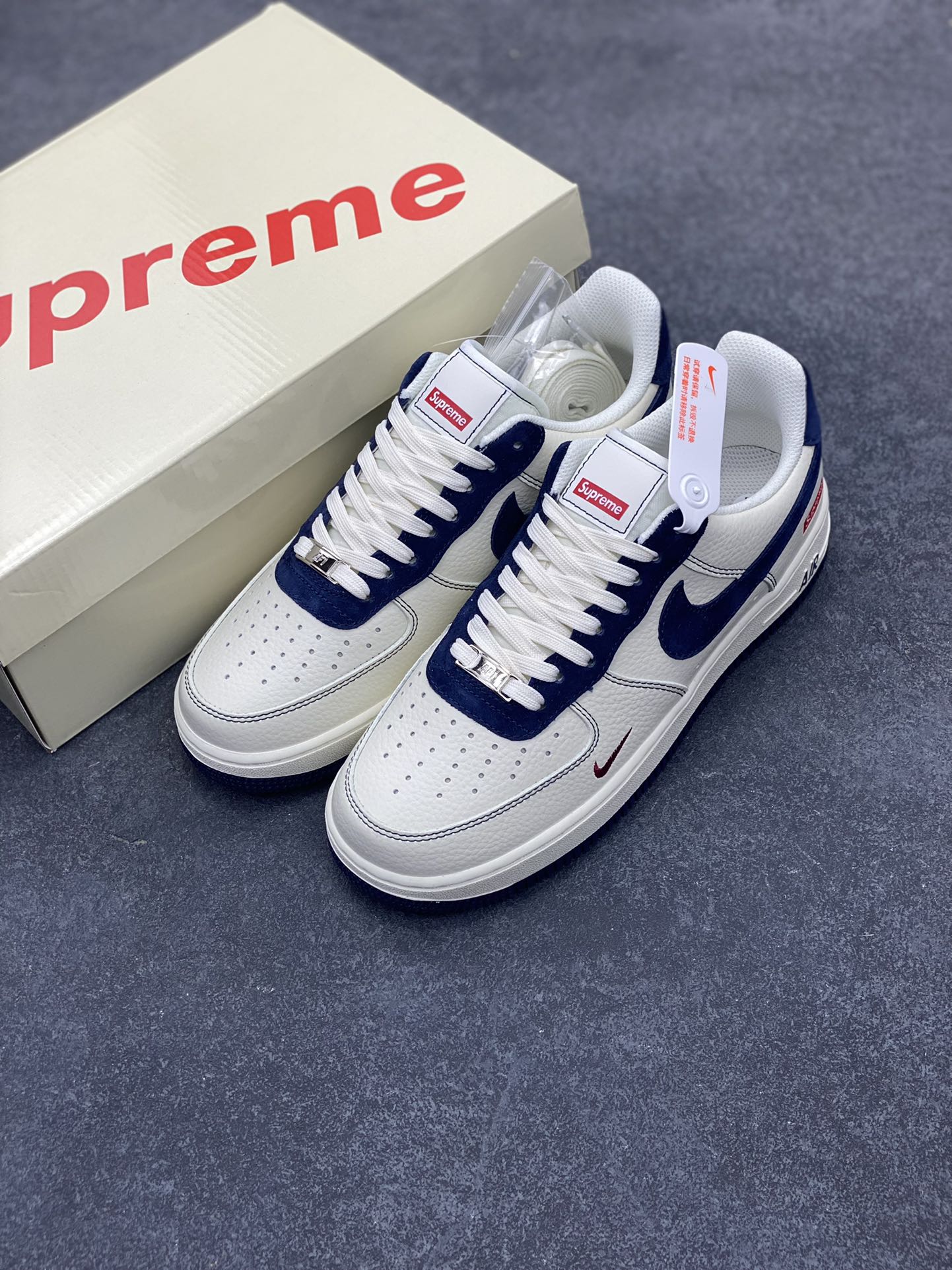 图片[8]-NIke Air Force 1 \’07 Low “Supreme联名–米蓝翻毛勾”空军一号 低帮 运动鞋 休闲鞋 折边针车 工艺难度大 原楦头原纸板 原装鞋盒 定制五金配件 内置全掌气垫 原厂鞋底 货号：XZ3328-669 尺码：36 36.5 37.5 38 38.5 39 40 40.5 41 42 42.5 43 44 44.5 45-选品中心