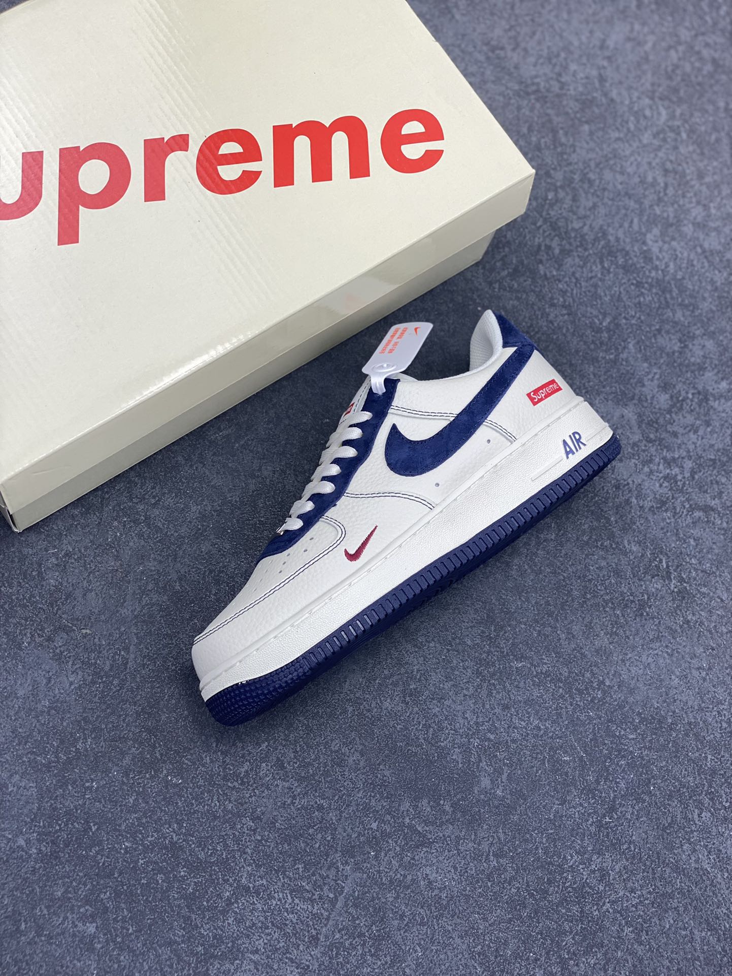 图片[7]-NIke Air Force 1 \’07 Low “Supreme联名–米蓝翻毛勾”空军一号 低帮 运动鞋 休闲鞋 折边针车 工艺难度大 原楦头原纸板 原装鞋盒 定制五金配件 内置全掌气垫 原厂鞋底 货号：XZ3328-669 尺码：36 36.5 37.5 38 38.5 39 40 40.5 41 42 42.5 43 44 44.5 45-选品中心