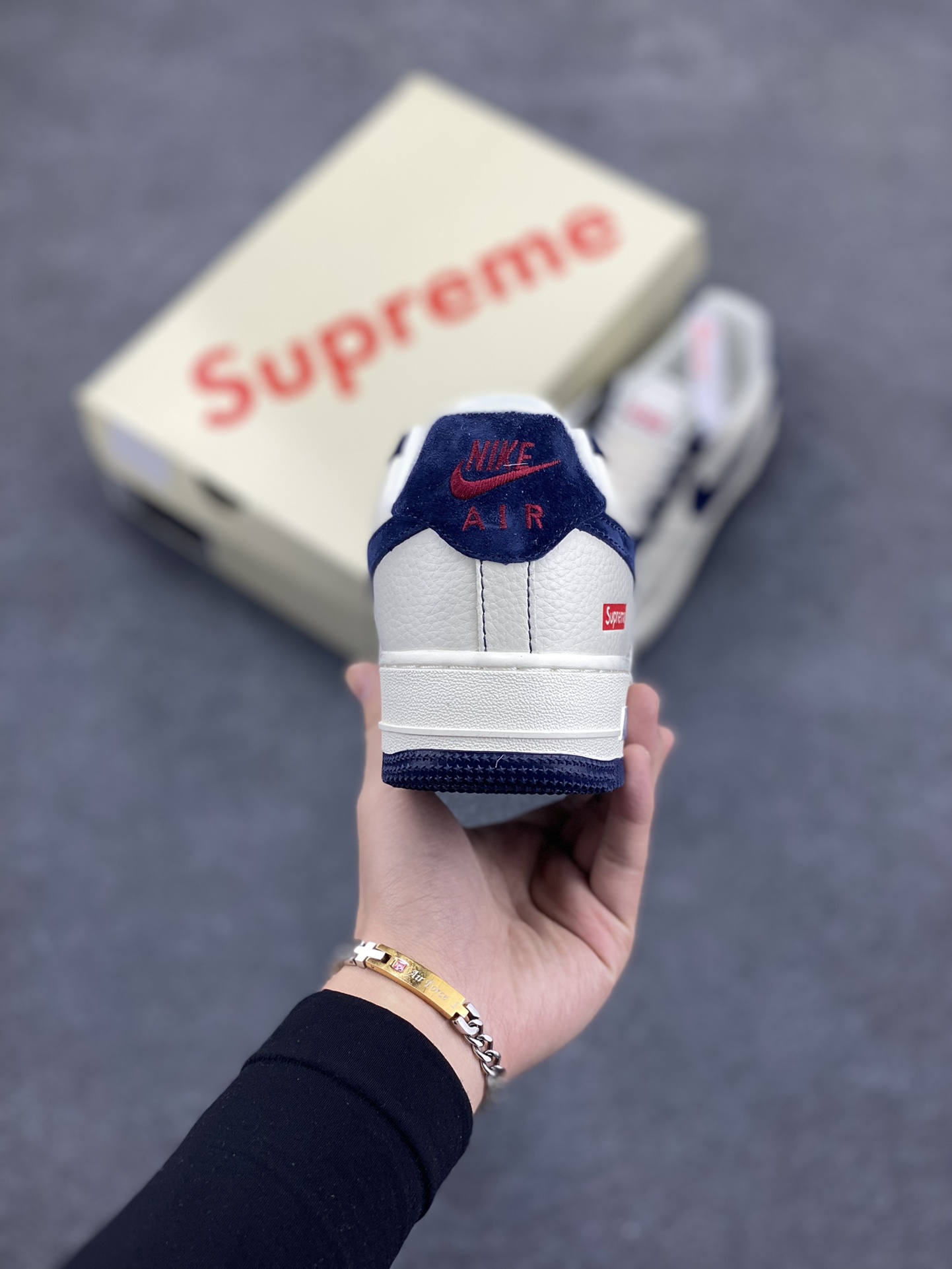 图片[4]-NIke Air Force 1 \’07 Low “Supreme联名–米蓝翻毛勾”空军一号 低帮 运动鞋 休闲鞋 折边针车 工艺难度大 原楦头原纸板 原装鞋盒 定制五金配件 内置全掌气垫 原厂鞋底 货号：XZ3328-669 尺码：36 36.5 37.5 38 38.5 39 40 40.5 41 42 42.5 43 44 44.5 45-选品中心