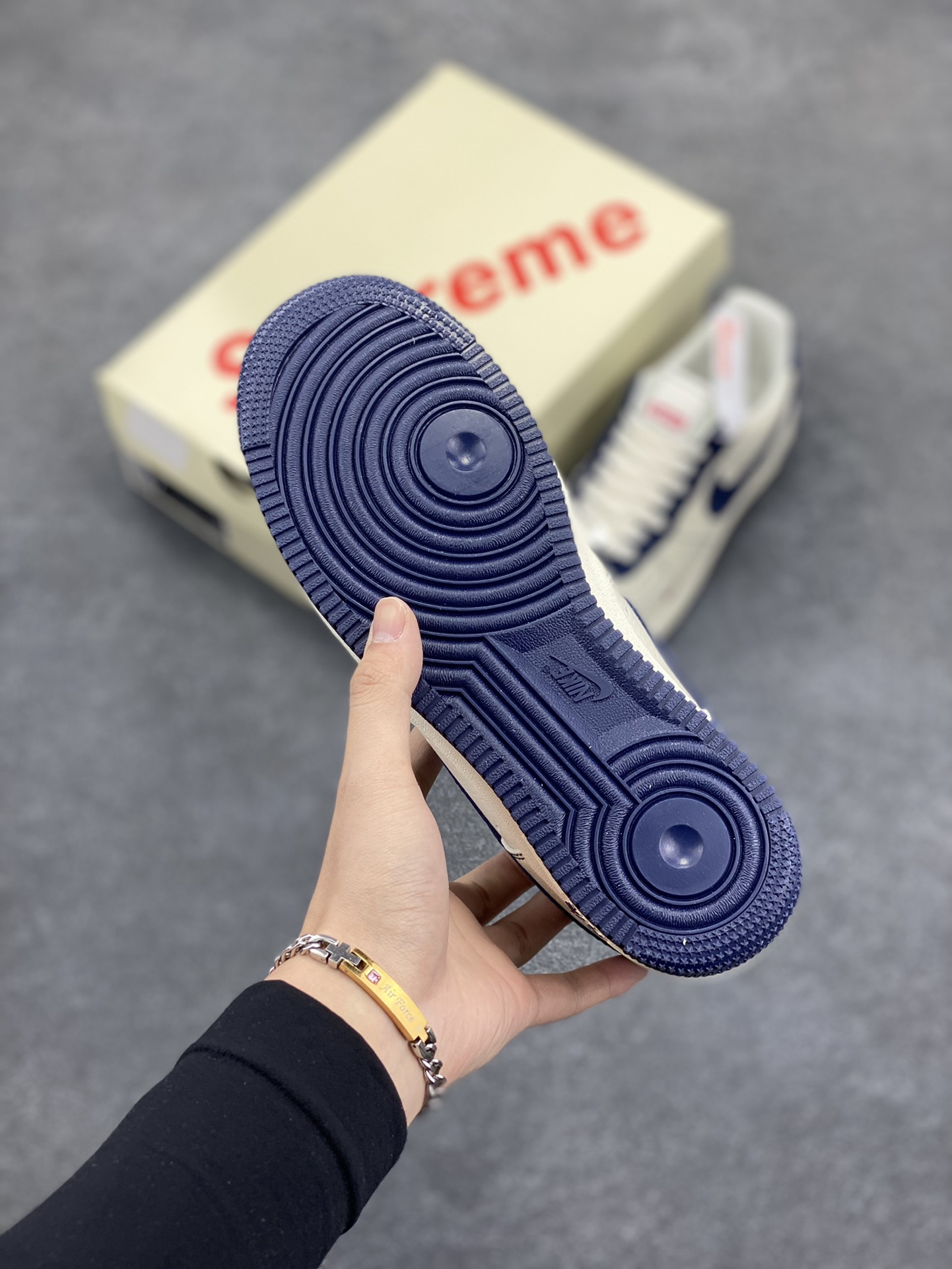 图片[5]-NIke Air Force 1 \’07 Low “Supreme联名–米蓝翻毛勾”空军一号 低帮 运动鞋 休闲鞋 折边针车 工艺难度大 原楦头原纸板 原装鞋盒 定制五金配件 内置全掌气垫 原厂鞋底 货号：XZ3328-669 尺码：36 36.5 37.5 38 38.5 39 40 40.5 41 42 42.5 43 44 44.5 45-选品中心