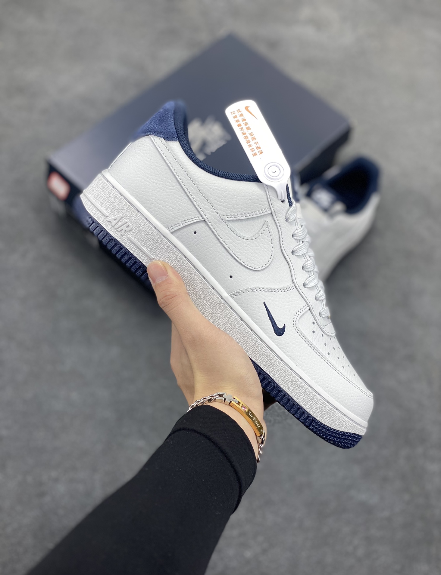 Air Force 1\' 07 深蓝小勾 原楦头原纸板 打造纯正空军版型 专注外贸渠道 全掌内置蜂窝气垫 #原盒配件 原厂中底钢印、拉帮完美 货号：HM9483-001 尺码：36 36.5 37.5 38 38.5 39 40 40.5 41 42 42.5 43 44 44.5 45-选品中心