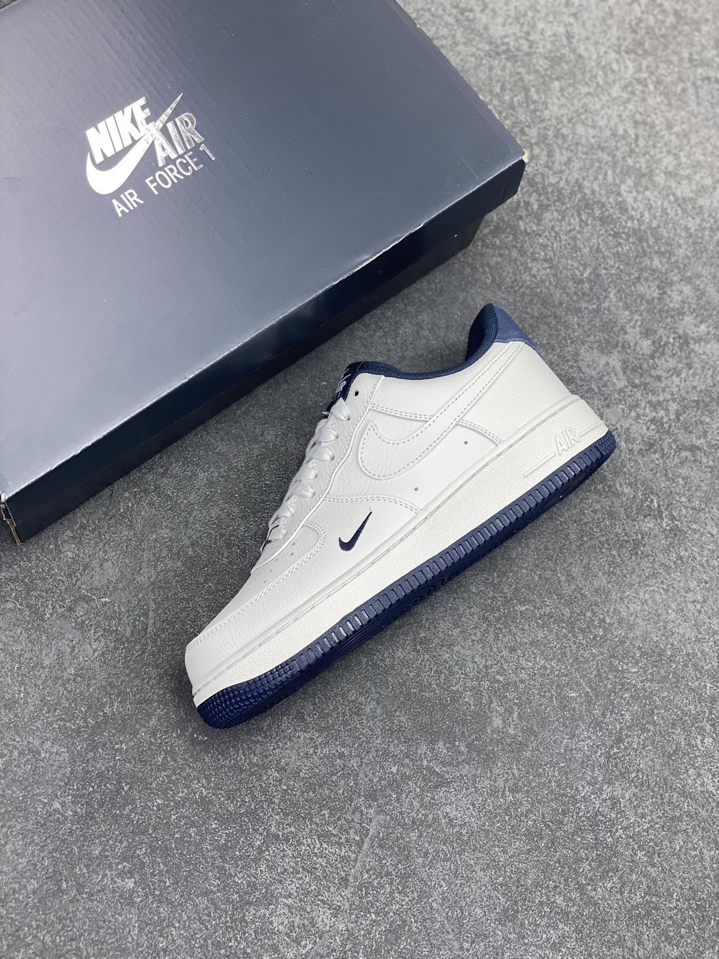 图片[7]-Air Force 1\’ 07 深蓝小勾 原楦头原纸板 打造纯正空军版型 专注外贸渠道 全掌内置蜂窝气垫 #原盒配件 原厂中底钢印、拉帮完美 货号：HM9483-001 尺码：36 36.5 37.5 38 38.5 39 40 40.5 41 42 42.5 43 44 44.5 45-选品中心