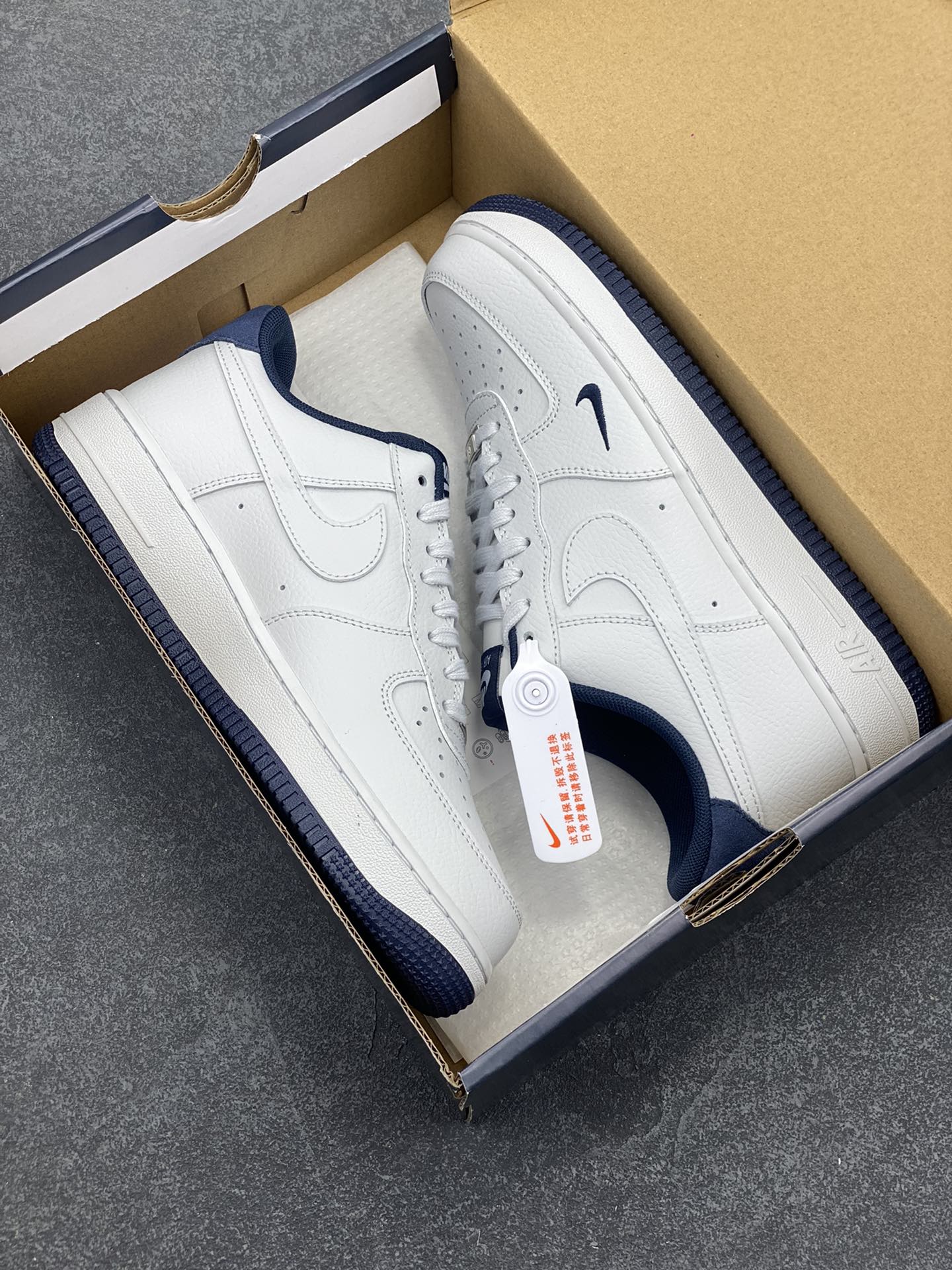 图片[9]-Air Force 1\’ 07 深蓝小勾 原楦头原纸板 打造纯正空军版型 专注外贸渠道 全掌内置蜂窝气垫 #原盒配件 原厂中底钢印、拉帮完美 货号：HM9483-001 尺码：36 36.5 37.5 38 38.5 39 40 40.5 41 42 42.5 43 44 44.5 45-选品中心