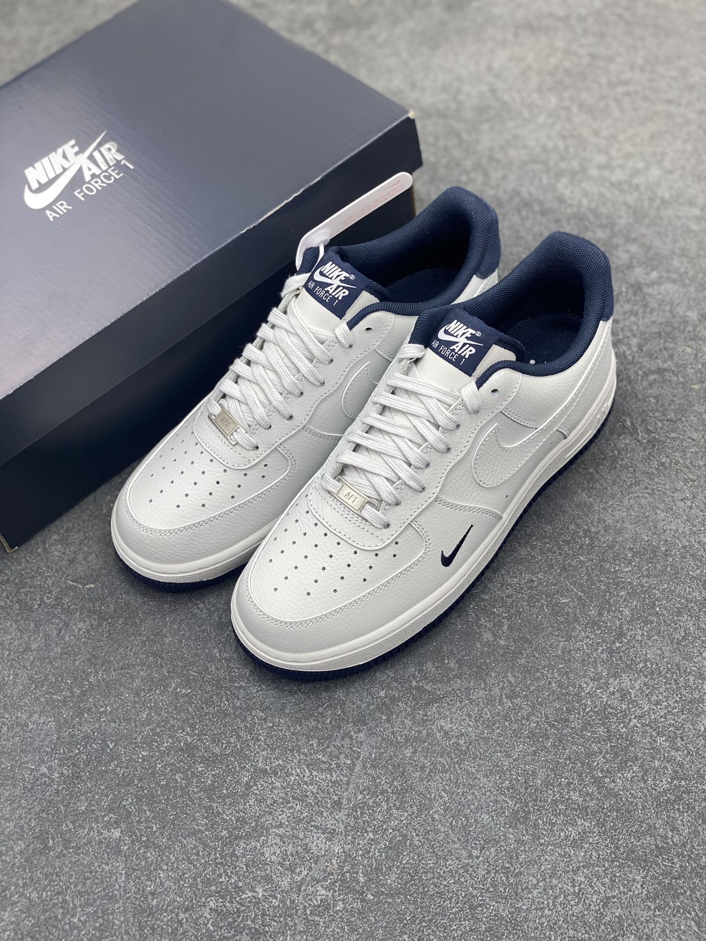 图片[8]-Air Force 1\’ 07 深蓝小勾 原楦头原纸板 打造纯正空军版型 专注外贸渠道 全掌内置蜂窝气垫 #原盒配件 原厂中底钢印、拉帮完美 货号：HM9483-001 尺码：36 36.5 37.5 38 38.5 39 40 40.5 41 42 42.5 43 44 44.5 45-选品中心