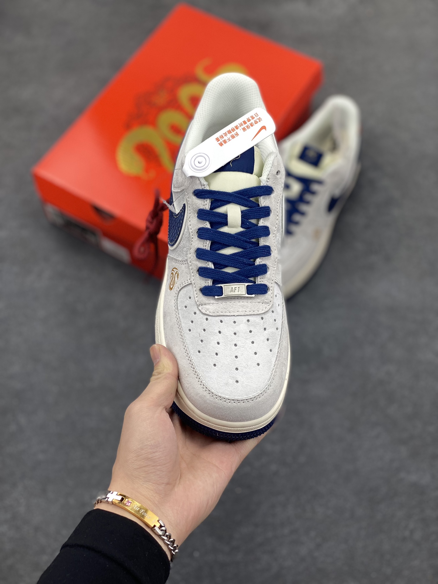 图片[2]-NIke Air Force 1 \’07 Low “蛇年限定——灰蓝红猪八”空军一号 低帮 运动鞋 休闲鞋 折边针车 工艺难度大 原楦头原纸板 原装鞋盒 定制五金配件 内置全掌气垫 原厂鞋底 货号：XZ2025-666 尺码：36 36.5 37.5 38 38.5 39 40 40.5 41 42 42.5 43 44 44.5 45-选品中心