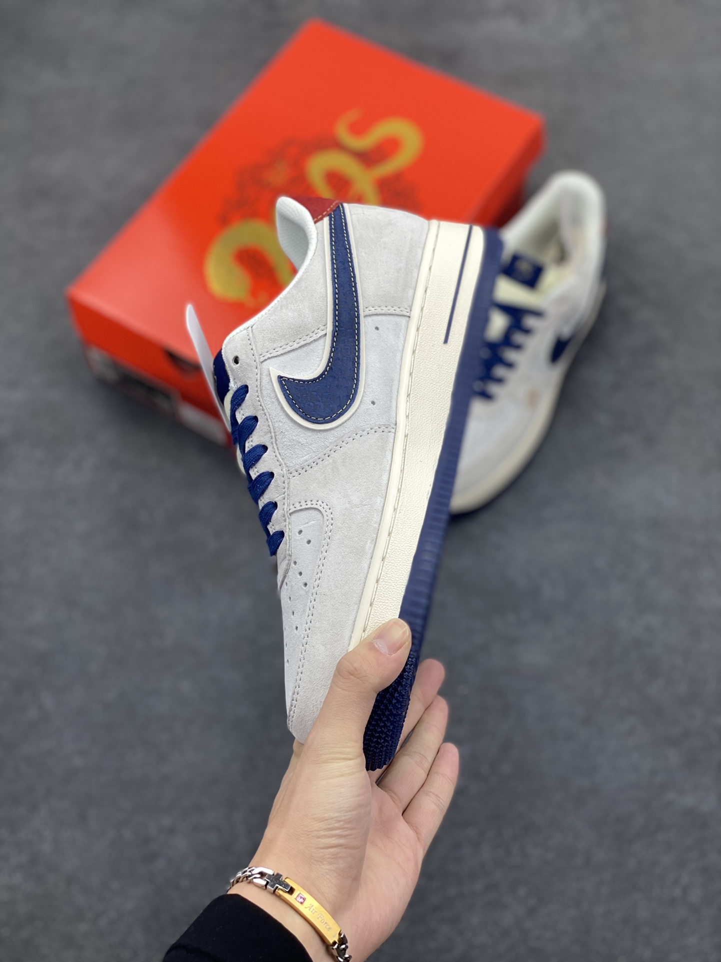 图片[3]-NIke Air Force 1 \’07 Low “蛇年限定——灰蓝红猪八”空军一号 低帮 运动鞋 休闲鞋 折边针车 工艺难度大 原楦头原纸板 原装鞋盒 定制五金配件 内置全掌气垫 原厂鞋底 货号：XZ2025-666 尺码：36 36.5 37.5 38 38.5 39 40 40.5 41 42 42.5 43 44 44.5 45-选品中心