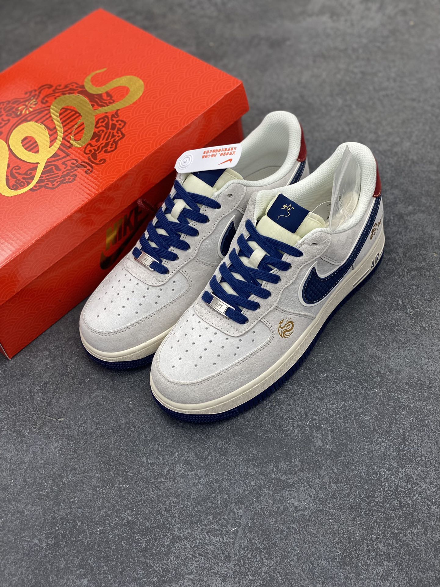 图片[8]-NIke Air Force 1 \’07 Low “蛇年限定——灰蓝红猪八”空军一号 低帮 运动鞋 休闲鞋 折边针车 工艺难度大 原楦头原纸板 原装鞋盒 定制五金配件 内置全掌气垫 原厂鞋底 货号：XZ2025-666 尺码：36 36.5 37.5 38 38.5 39 40 40.5 41 42 42.5 43 44 44.5 45-选品中心