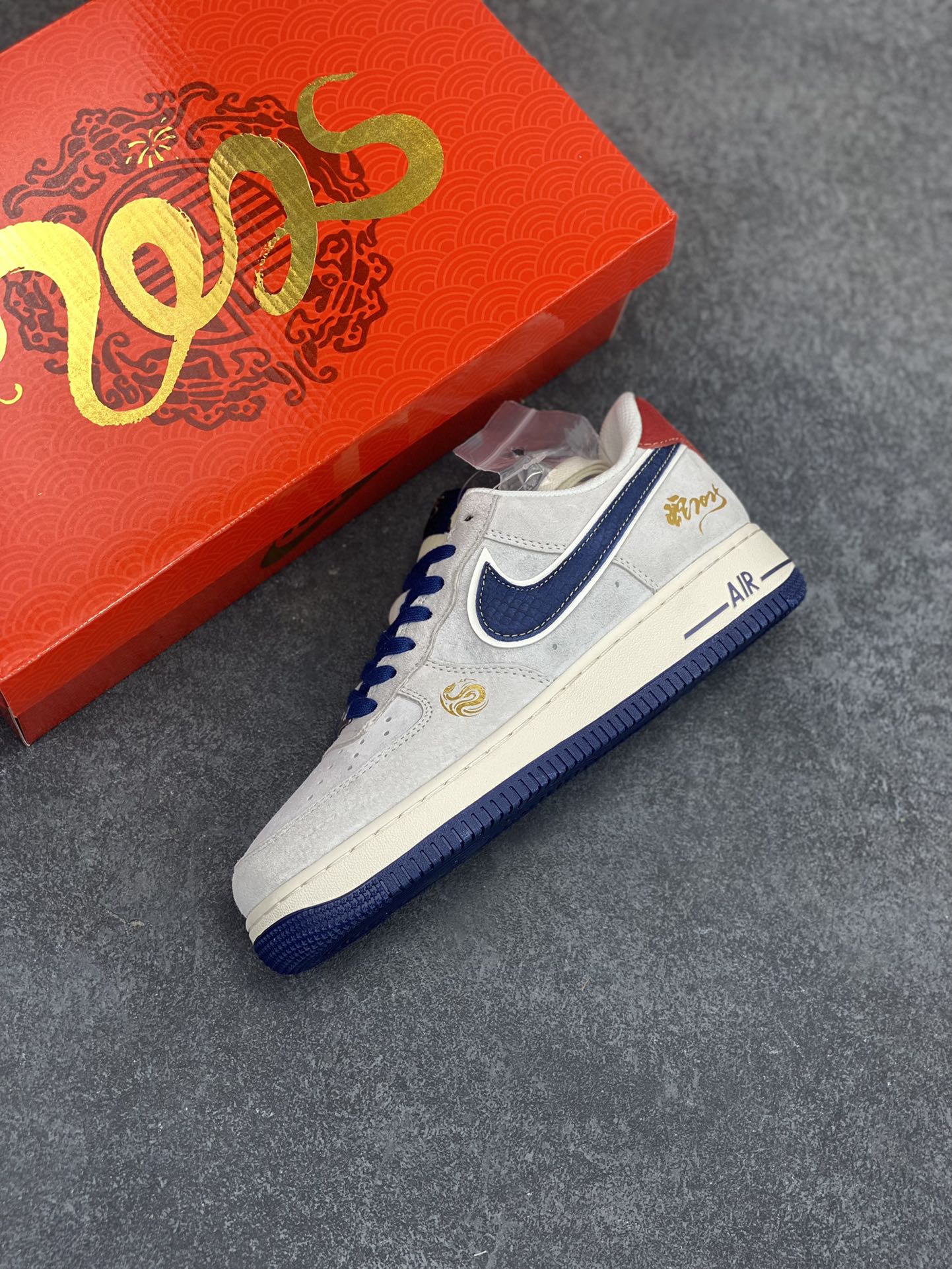 图片[7]-NIke Air Force 1 \’07 Low “蛇年限定——灰蓝红猪八”空军一号 低帮 运动鞋 休闲鞋 折边针车 工艺难度大 原楦头原纸板 原装鞋盒 定制五金配件 内置全掌气垫 原厂鞋底 货号：XZ2025-666 尺码：36 36.5 37.5 38 38.5 39 40 40.5 41 42 42.5 43 44 44.5 45-选品中心