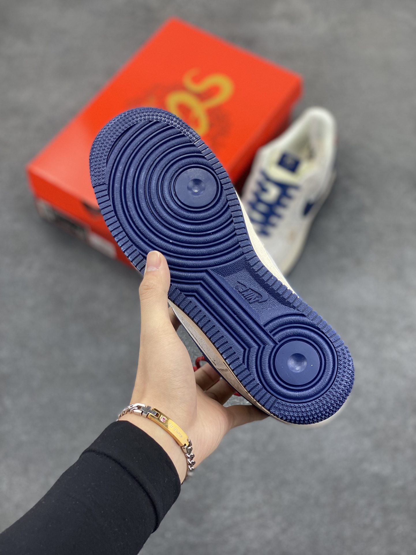 图片[5]-NIke Air Force 1 \’07 Low “蛇年限定——灰蓝红猪八”空军一号 低帮 运动鞋 休闲鞋 折边针车 工艺难度大 原楦头原纸板 原装鞋盒 定制五金配件 内置全掌气垫 原厂鞋底 货号：XZ2025-666 尺码：36 36.5 37.5 38 38.5 39 40 40.5 41 42 42.5 43 44 44.5 45-选品中心