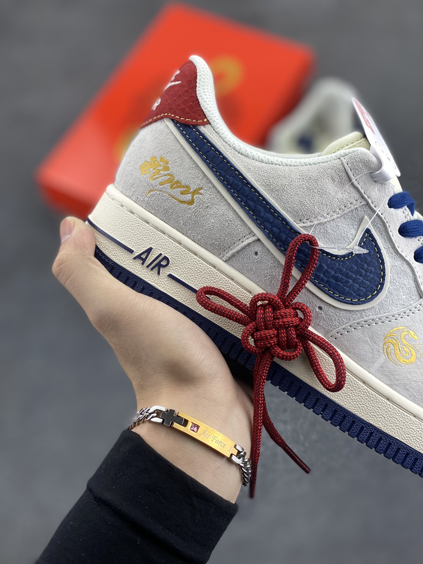 图片[6]-NIke Air Force 1 \’07 Low “蛇年限定——灰蓝红猪八”空军一号 低帮 运动鞋 休闲鞋 折边针车 工艺难度大 原楦头原纸板 原装鞋盒 定制五金配件 内置全掌气垫 原厂鞋底 货号：XZ2025-666 尺码：36 36.5 37.5 38 38.5 39 40 40.5 41 42 42.5 43 44 44.5 45-选品中心