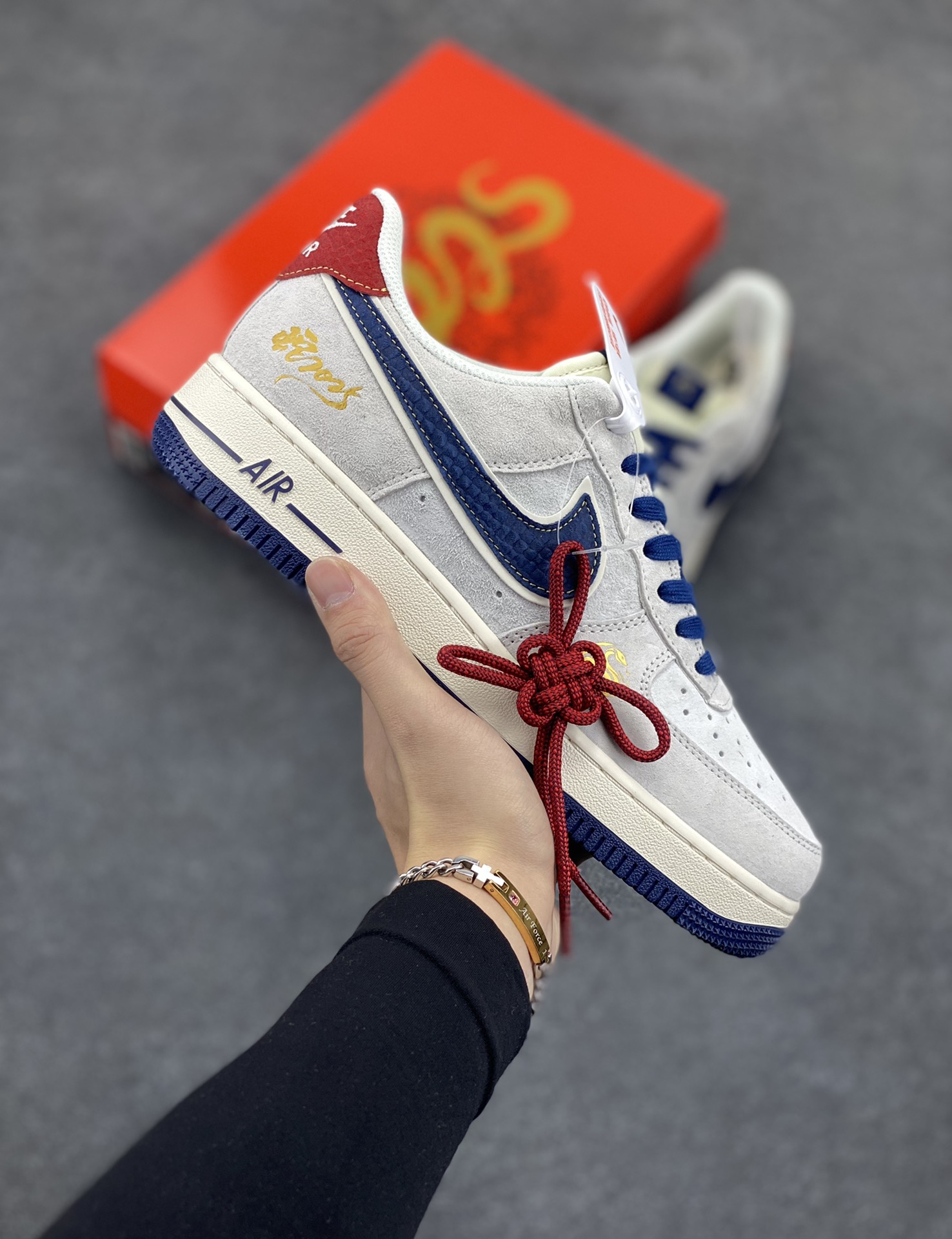 NIke Air Force 1 \’07 Low “蛇年限定——灰蓝红猪八”空军一号 低帮 运动鞋 休闲鞋 折边针车 工艺难度大 原楦头原纸板 原装鞋盒 定制五金配件 内置全掌气垫 原厂鞋底 货号:XZ2025-666 尺码:36 36.5 37.5 38 38.5 39 40 40.5 41 42 42.5 43 44 44.5 45-选品中心