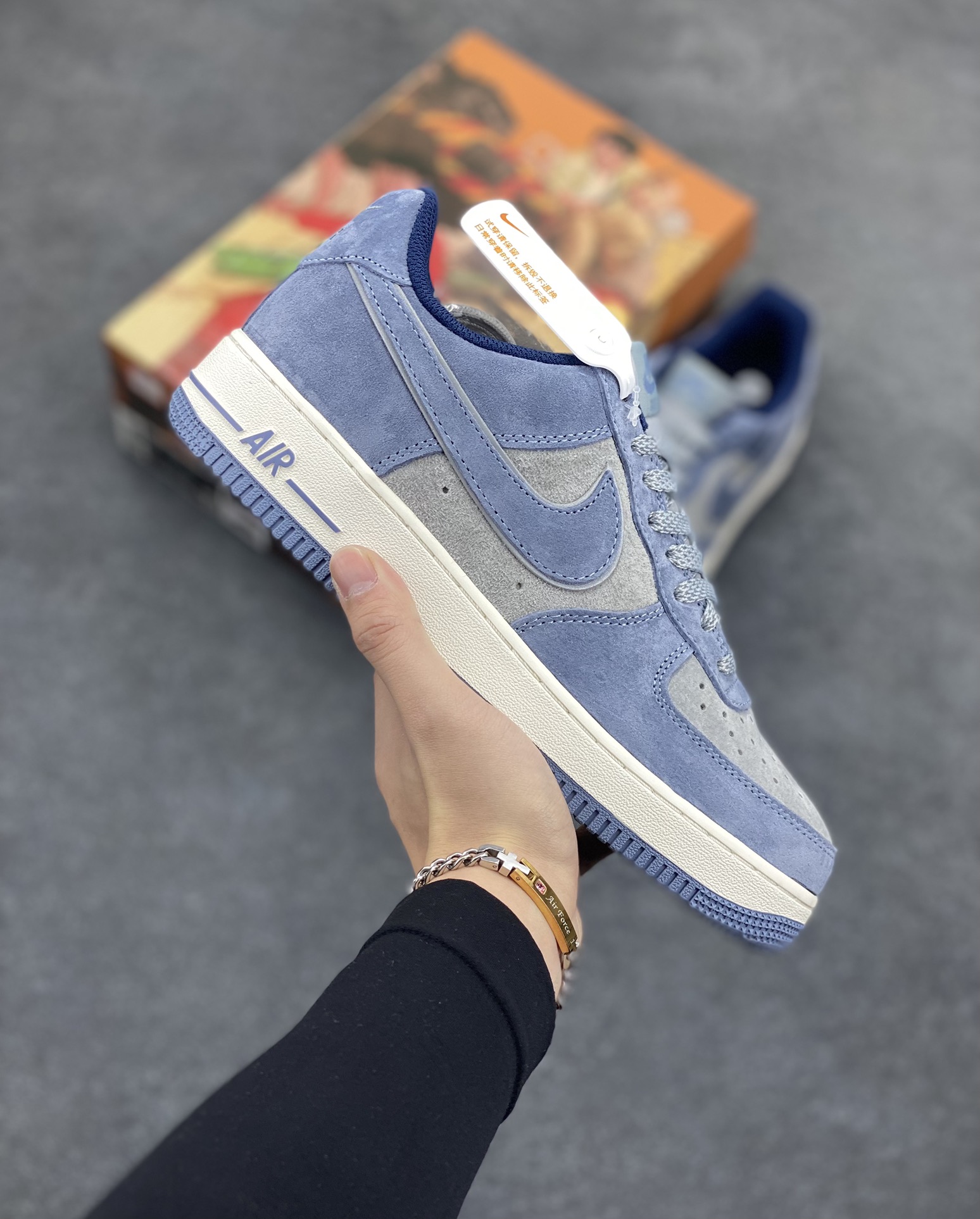 AKIRA×Nike Air Force 1 Low ’07 蓝灰 头成麂皮 满天星配色 空军一号低帮休闲板鞋 原厂麂皮 原楦原纸板 纯正版型 正品NFC感应芯片 高清洁度 内置全掌气垫 货号：DD9969-536 尺码：36 36.5 37.5 38 38.5 39 40 40.5 41 42 42.5 43 44 44.5 45-选品中心